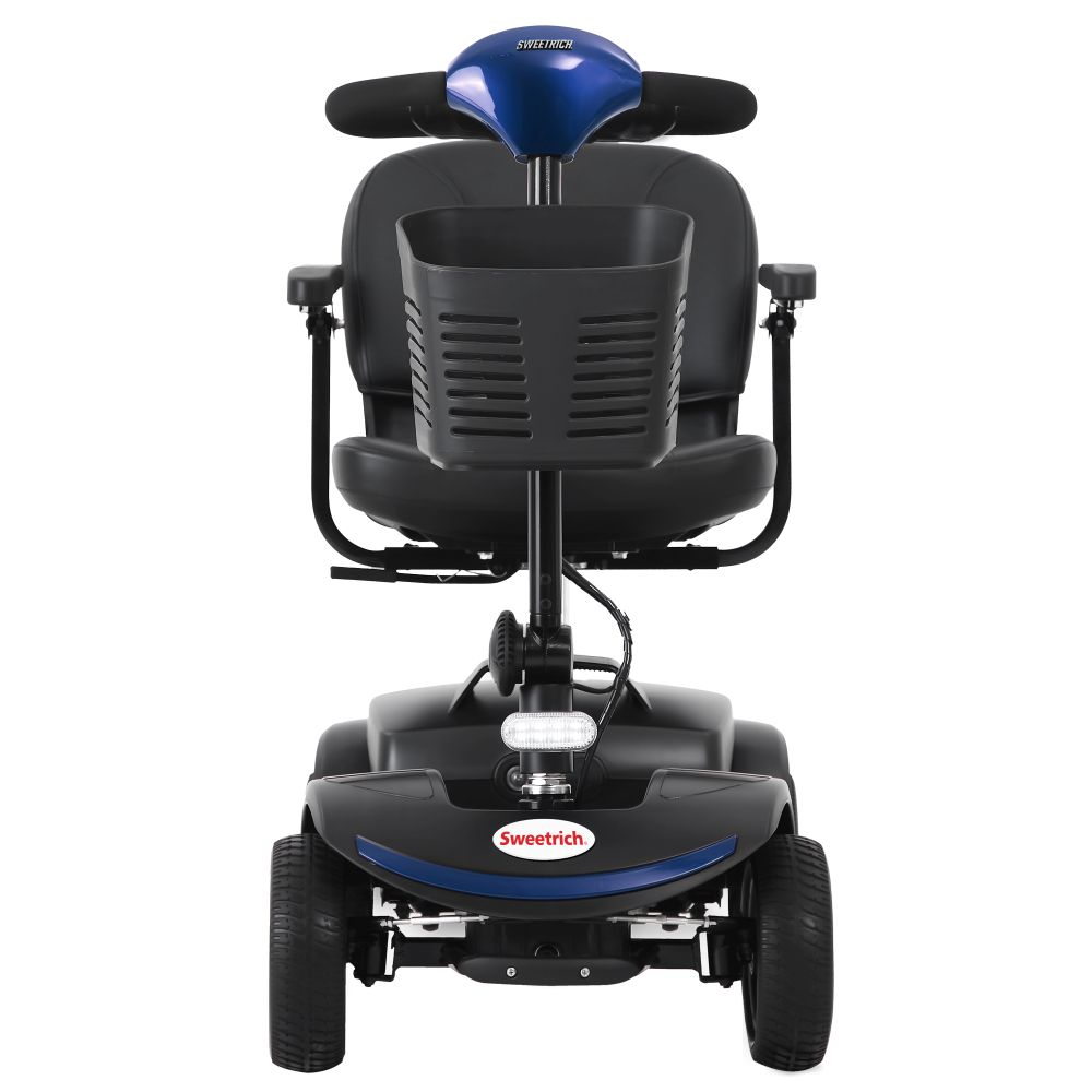Un scooter elettrico nero con timone e cestino blu. Vista frontale.