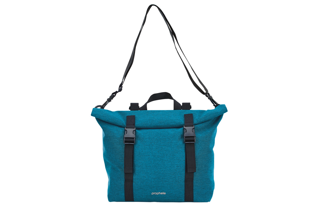 Eine türkisfarbene Rolltop-Tasche mit schwarzen Schnallen und Trägern, isoliert auf weißem Hintergrund.