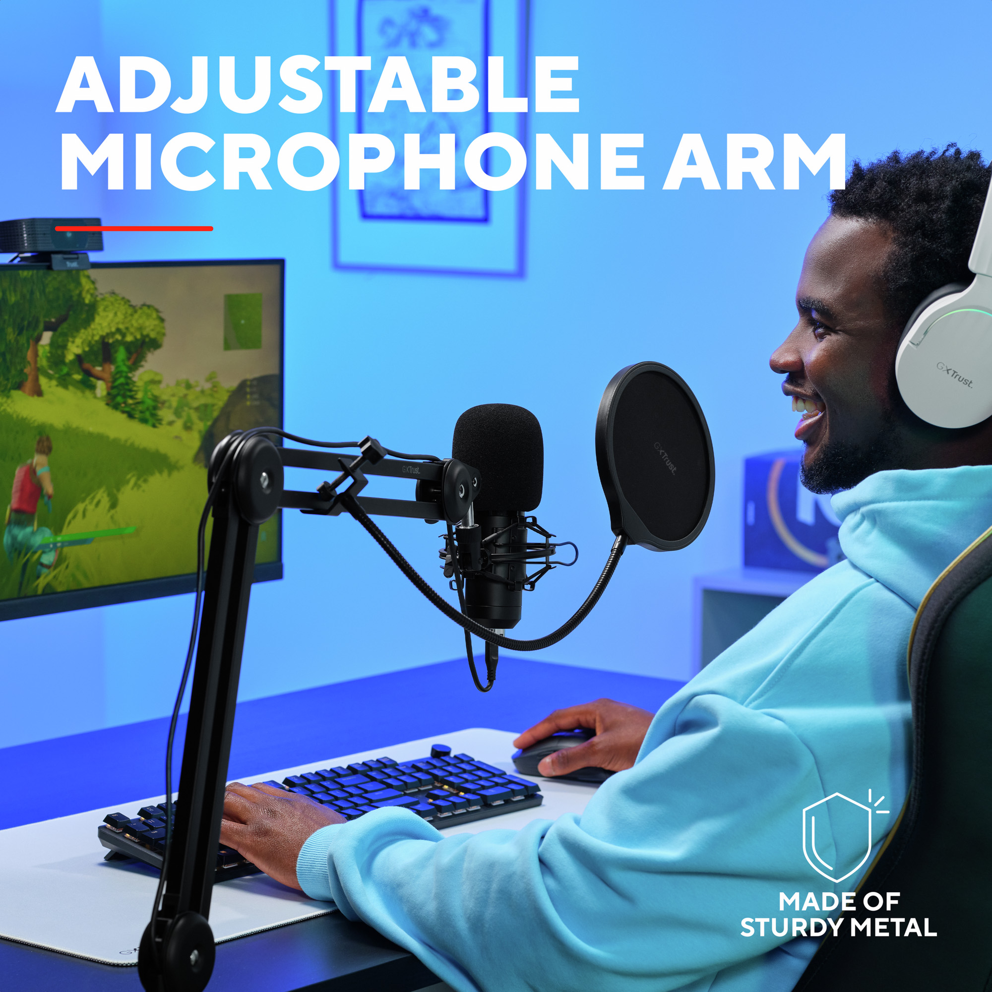 Mann mit Kopfhörern spielt Videospiel, Mikrofonarm und Tastatur sind zu sehen.