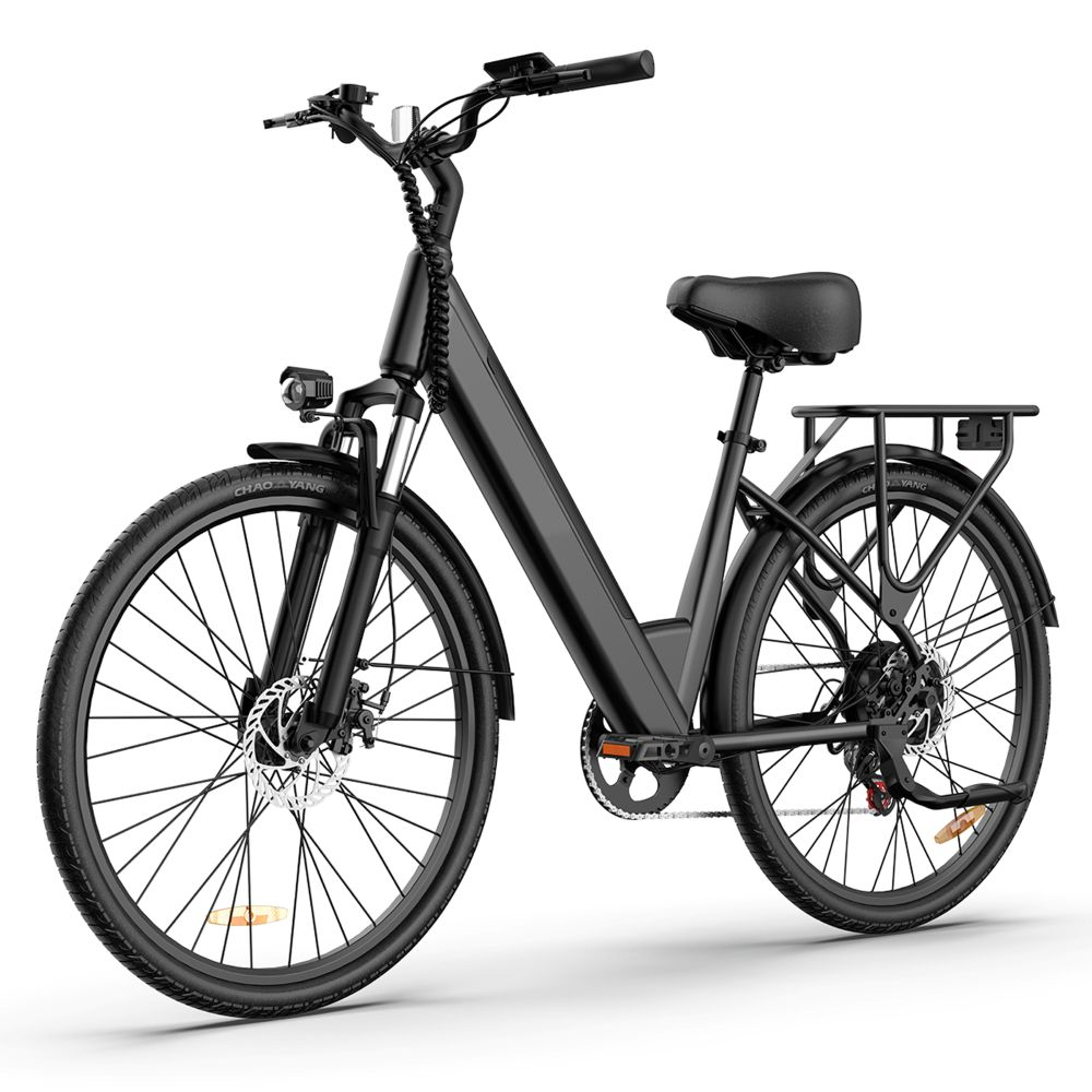 Una bicicletta elettrica nera con portapacchi e luci, isolata su sfondo bianco.