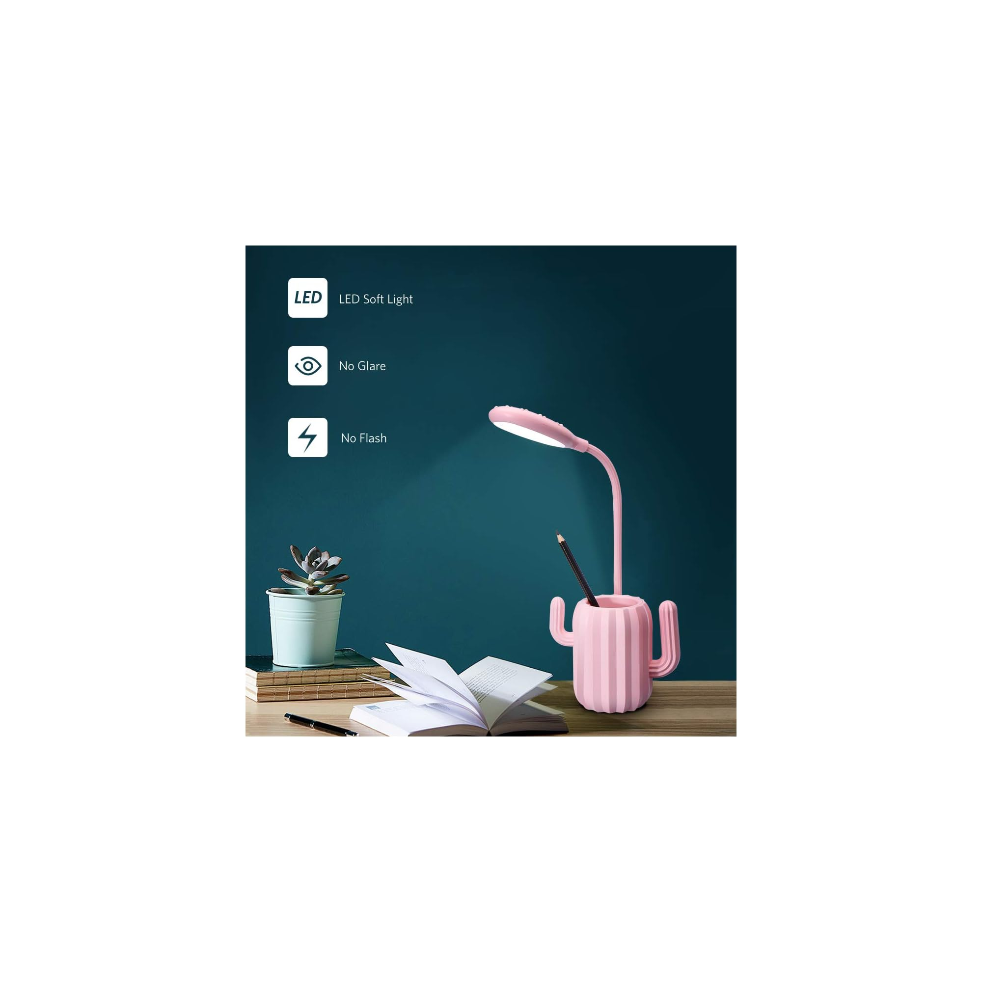 Eine rosa Kaktus-Schreibtischlampe mit Stifthalter, daneben ein Buch und eine Pflanze.
