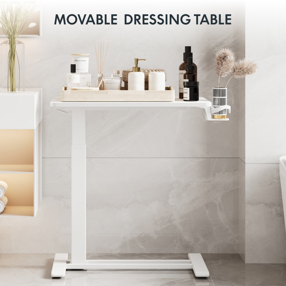 Une coiffeuse blanche mobile avec des articles de toilette dans une salle de bain.