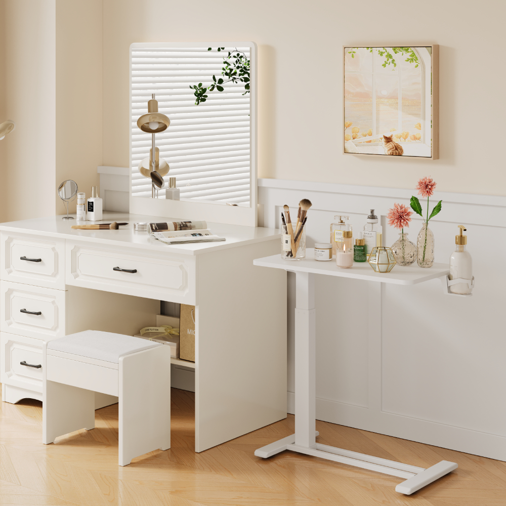 Une coiffeuse blanche avec miroir, tabouret et produits cosmétiques.