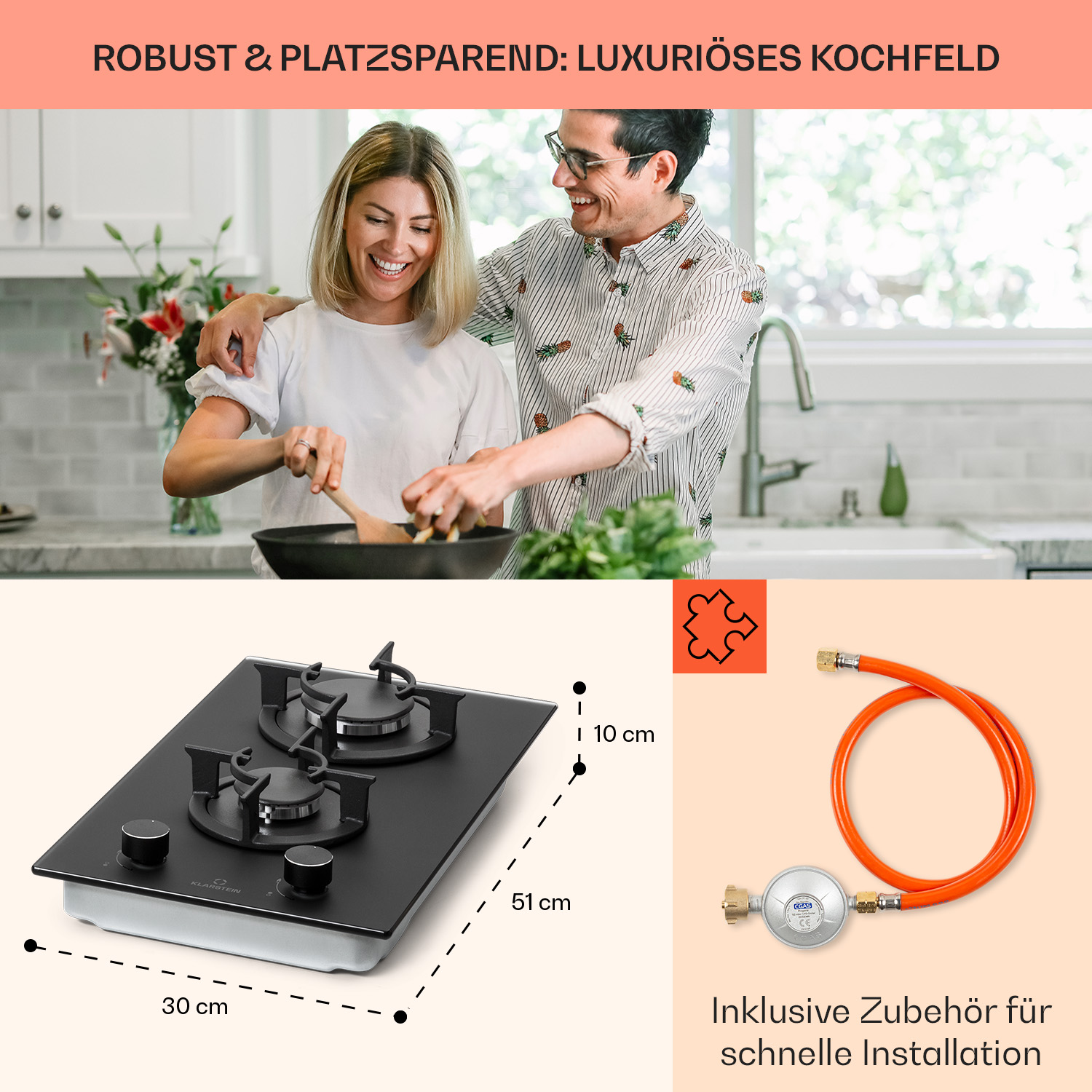 Ein Paar kocht in einer Küche, daneben ein Kochfeld und Zubehör.