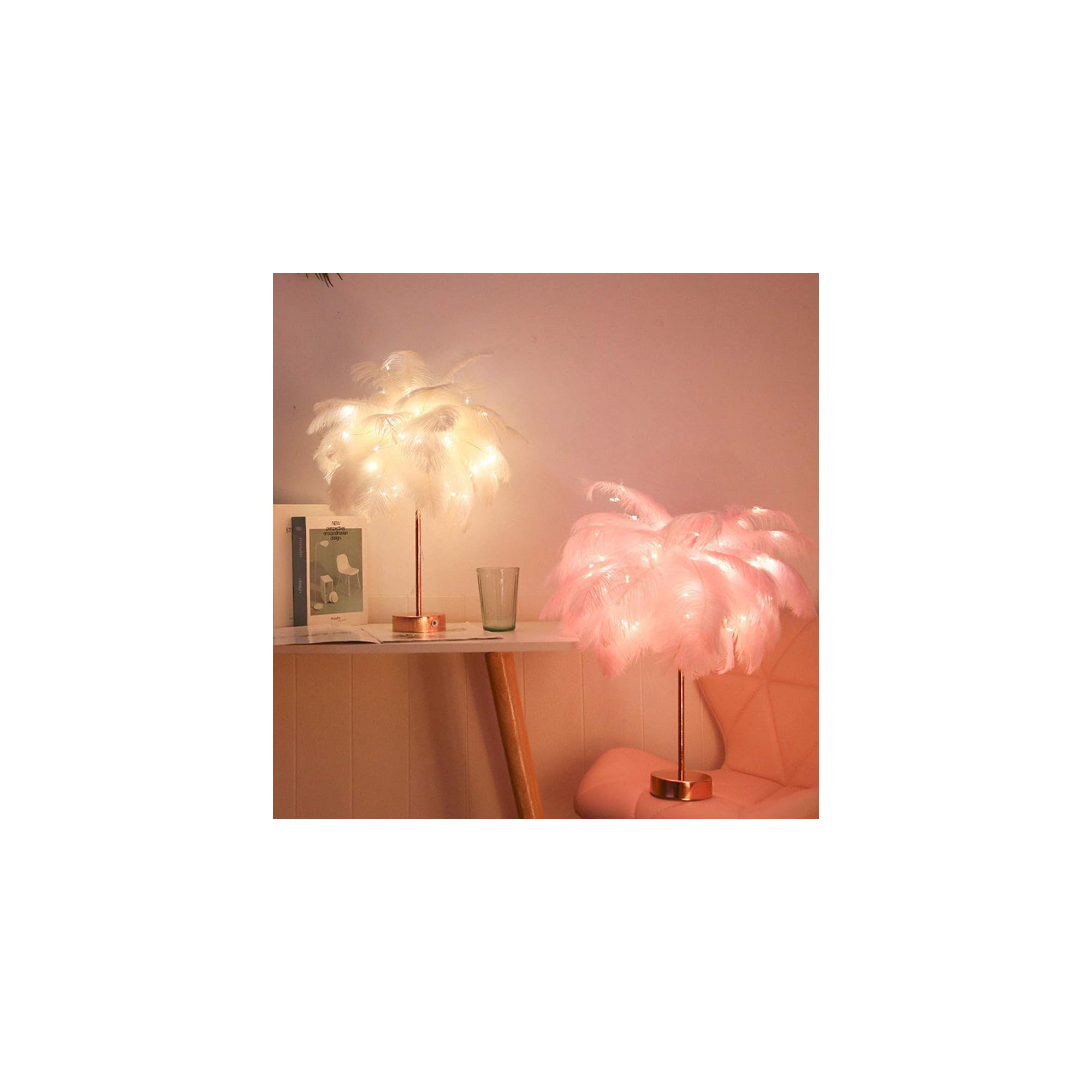 Zwei Lampen mit Federn, eine weiße und eine rosa, beleuchten ein Zimmer.