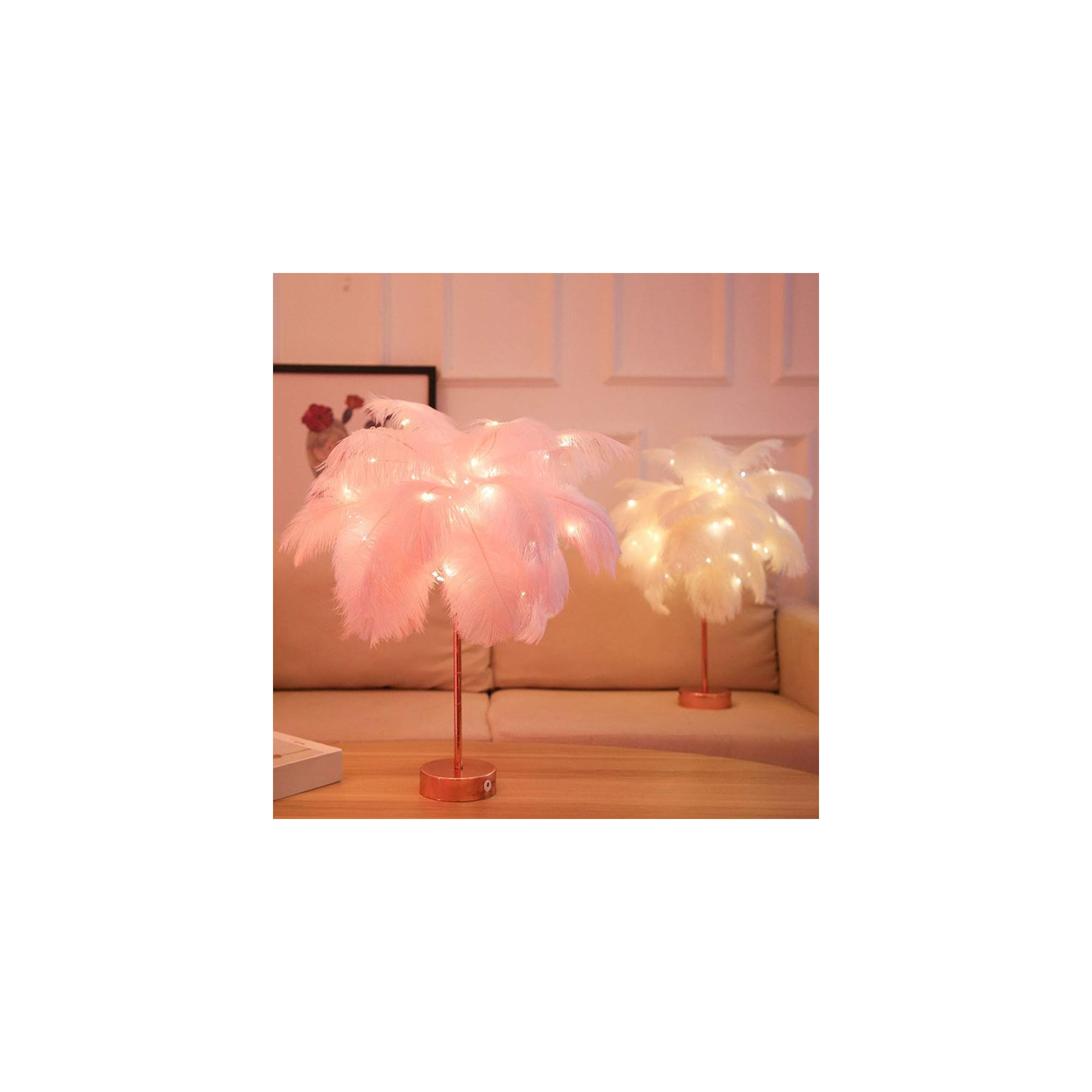 Zwei dekorative Tischlampen mit rosa und weißen Federn und Lichterketten.