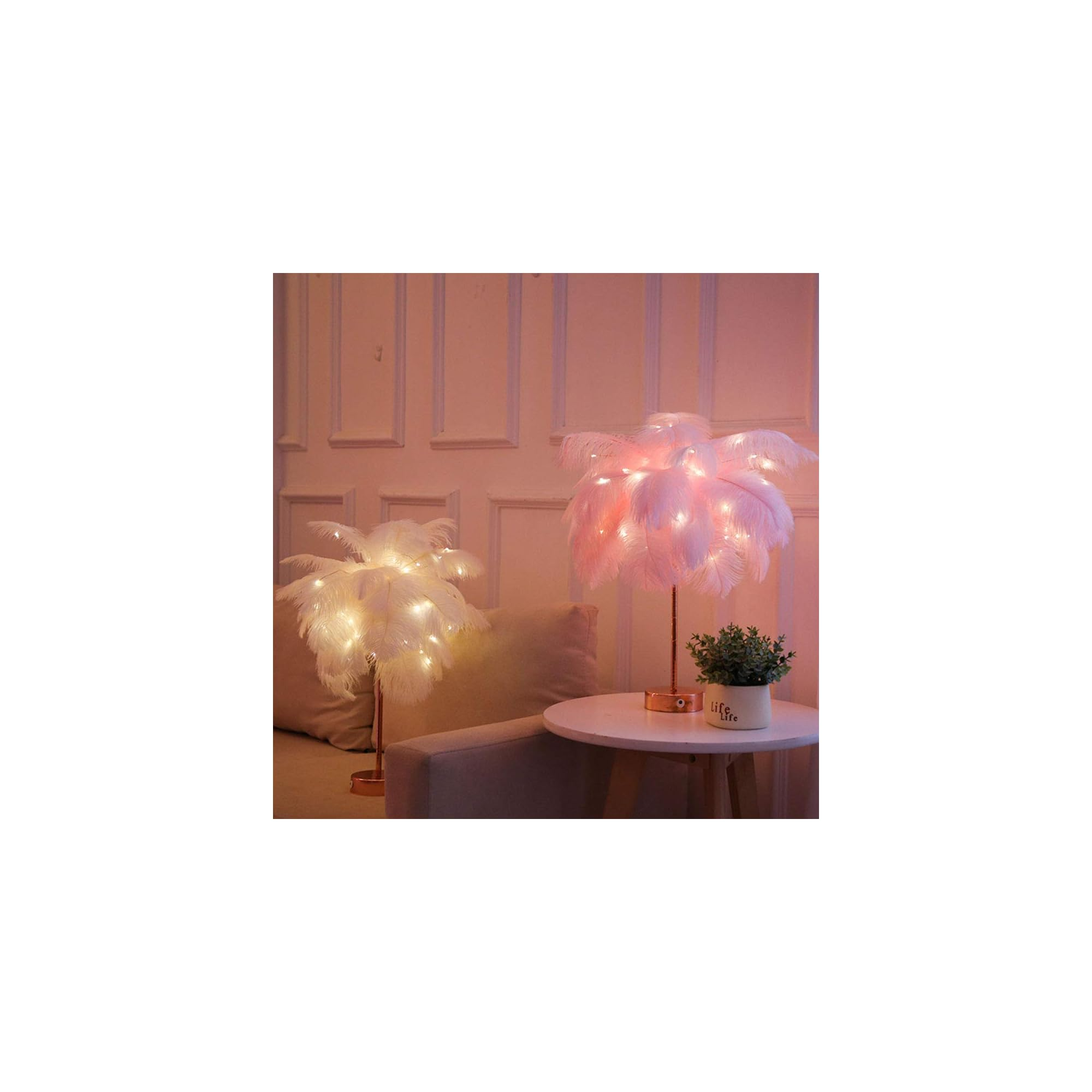 Zwei Federlampen mit Lichterketten auf einem Sofa und einem Tisch.
