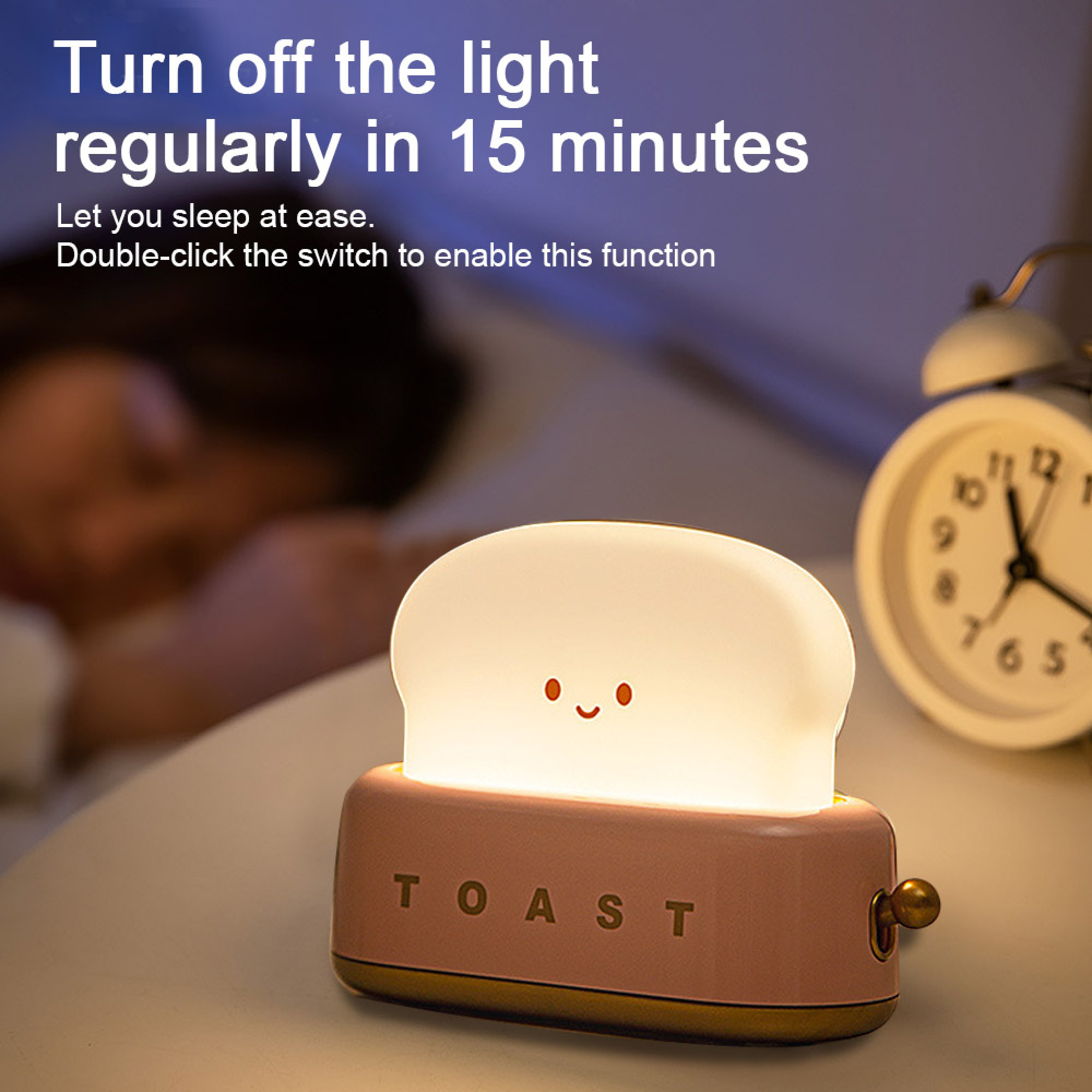 Eine niedliche Toaster-Lampe mit einem lächelnden Gesicht leuchtet auf einem Nachttisch neben einem Wecker.