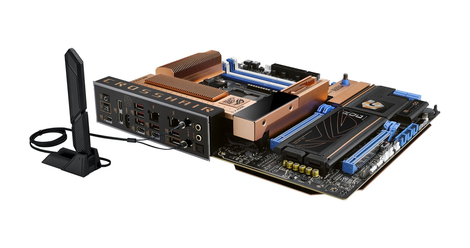 Una scheda madre con dissipatori in rame e slot RAM blu, accanto a un'antenna.