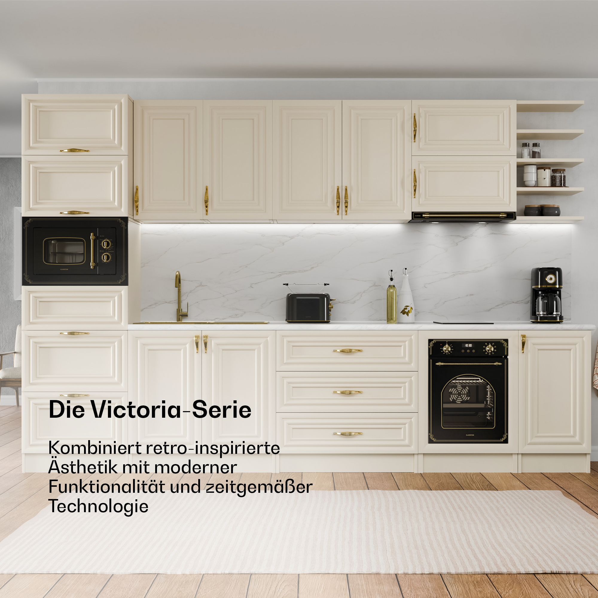 Eine cremefarbene Küche im Landhausstil mit goldenen Beschlägen und schwarzen Geräten.