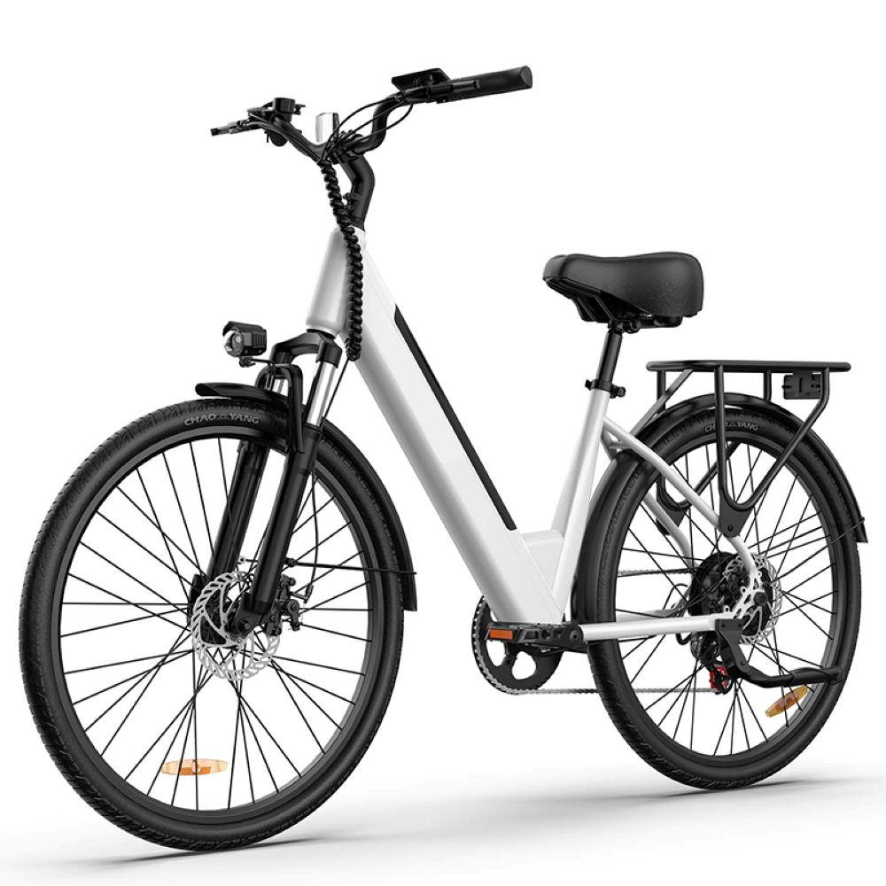 Una bicicletta elettrica bianca con accenti neri, luce anteriore e portapacchi.