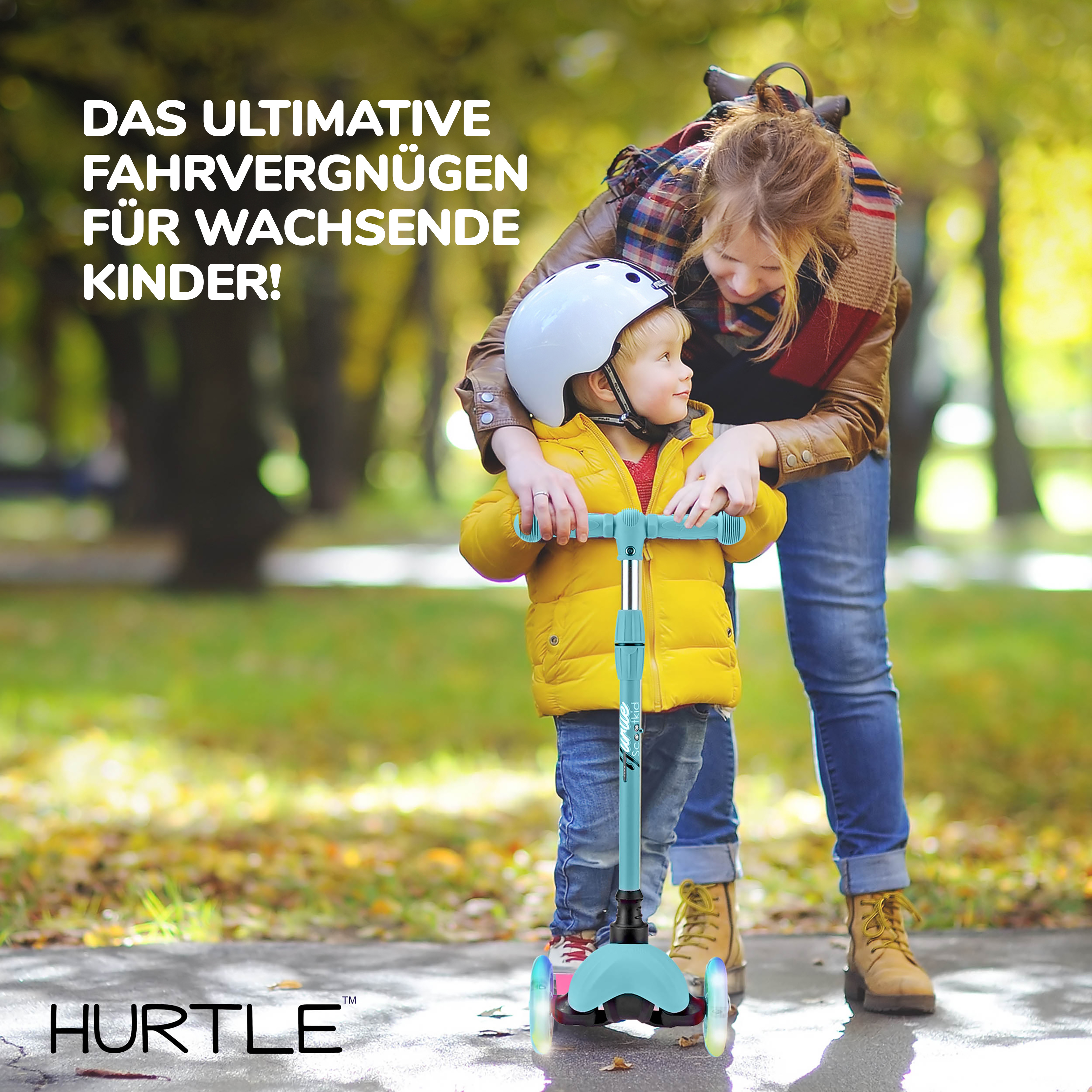 Frau hilft Kind auf einem Roller im Herbstpark. Hurdle Logo unten.