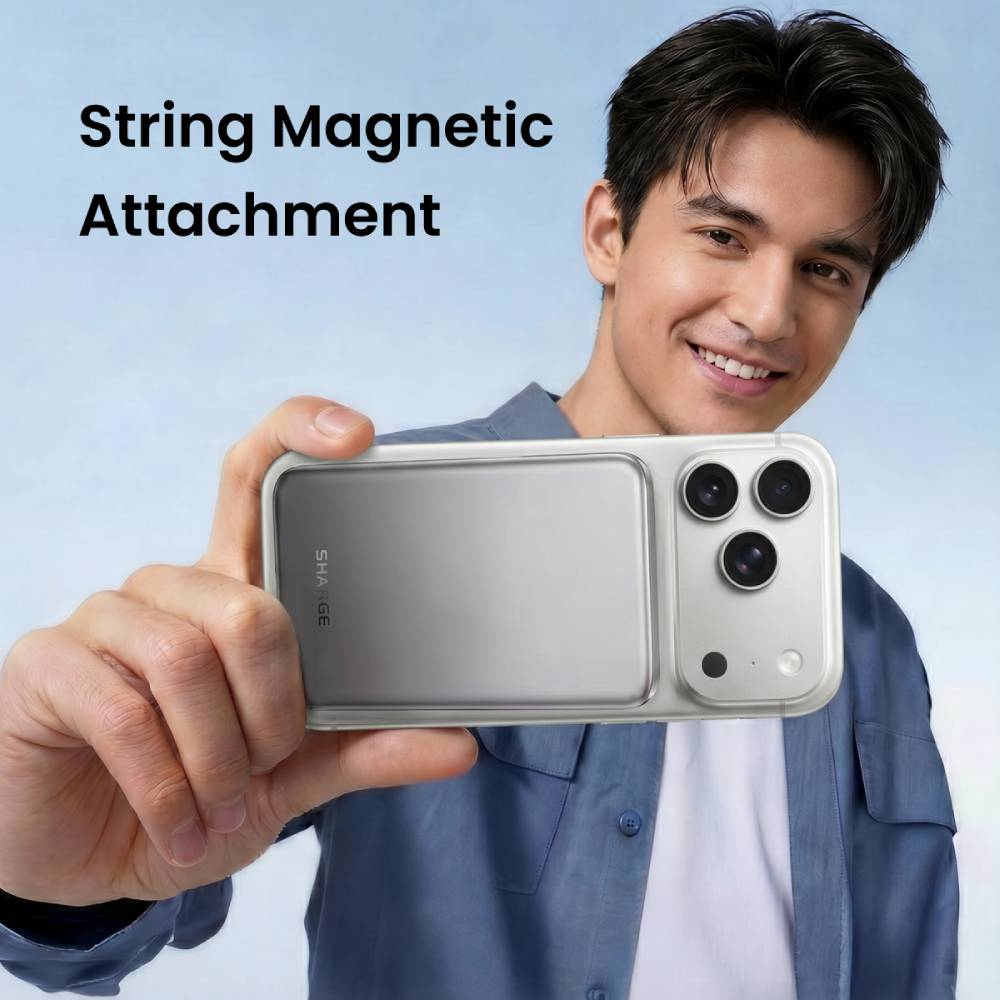 Homme tenant un téléphone avec étui de chargement magnétique. Texte : String Magnetic Attachment.