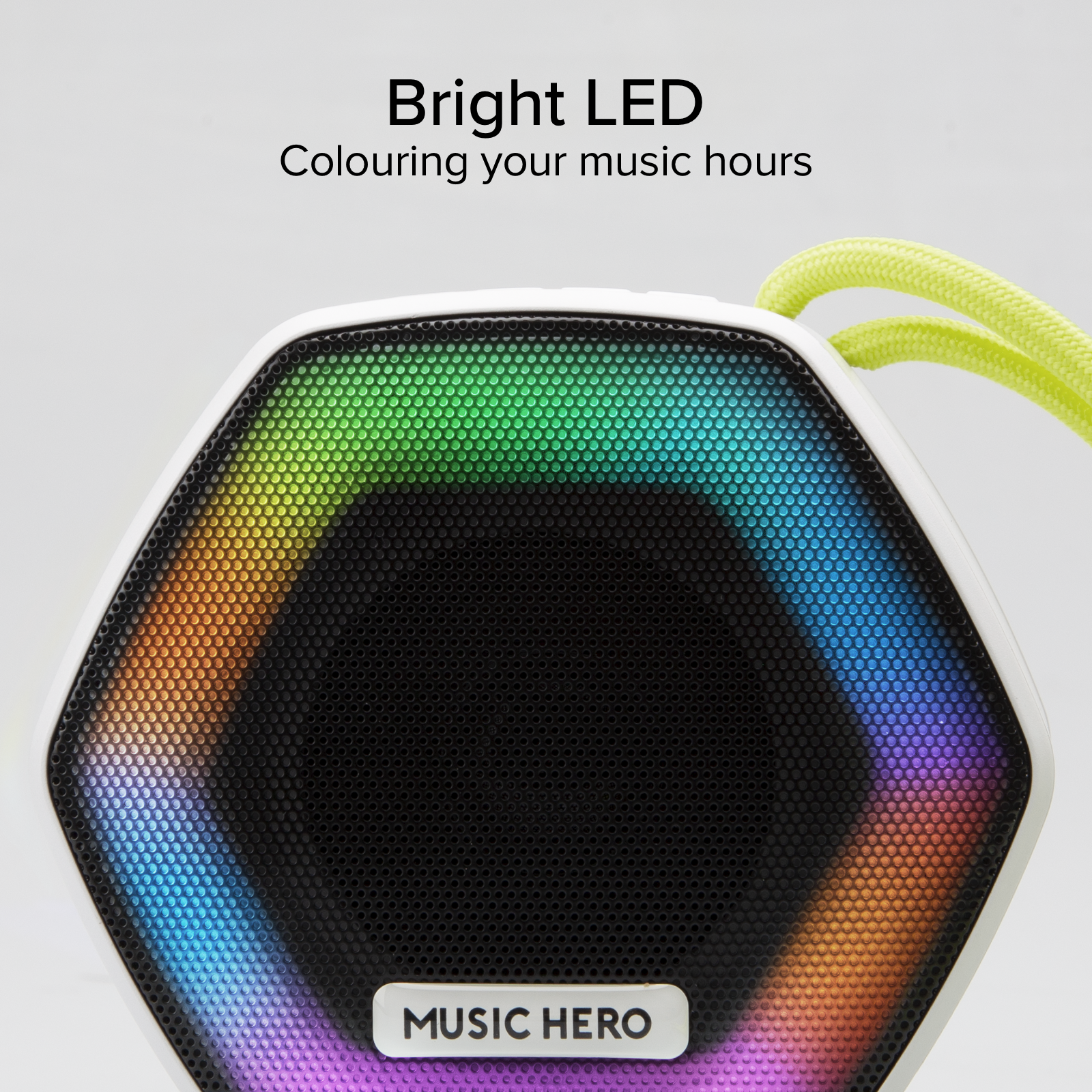 Un altoparlante esagonale con LED colorati e un cavo giallo.