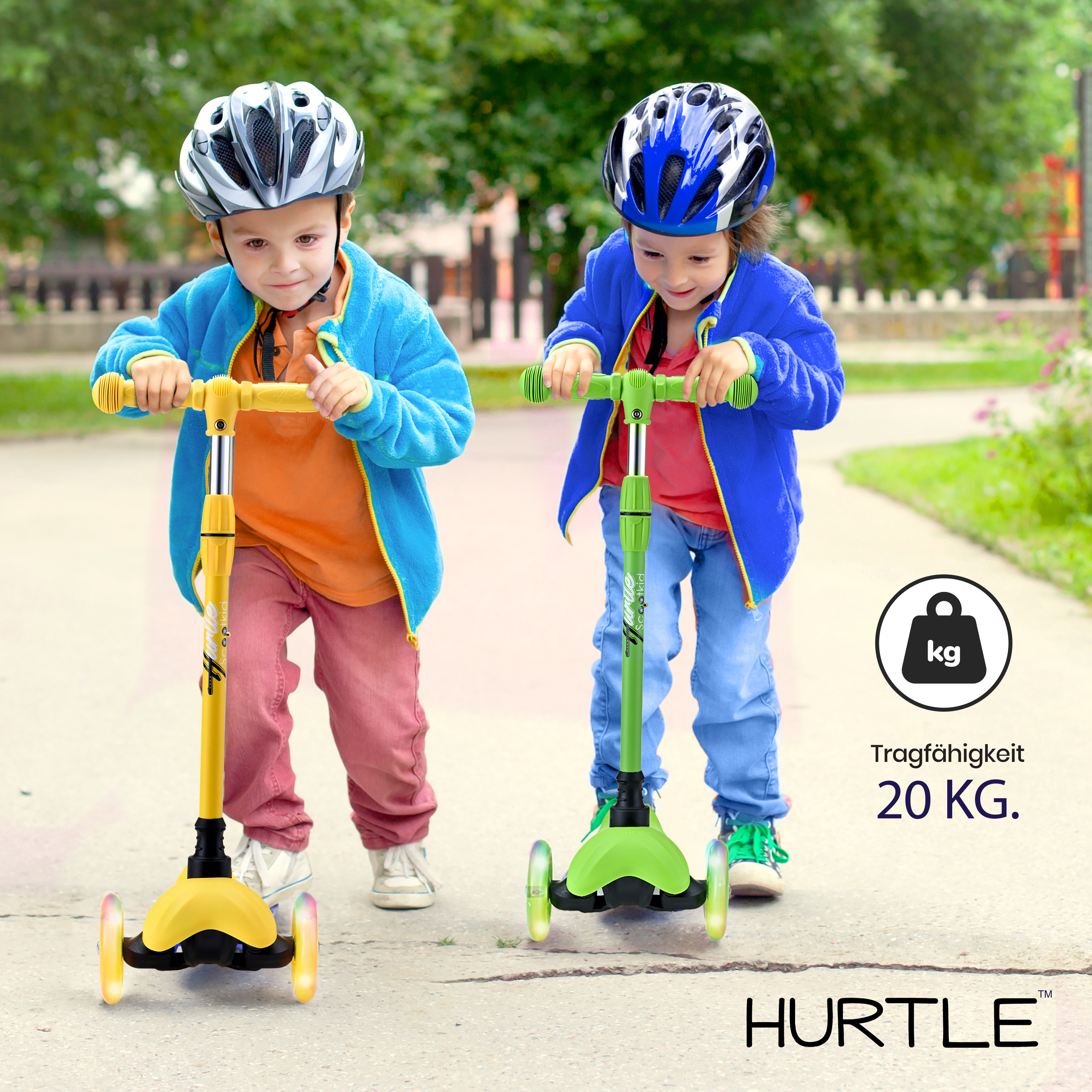 Zwei Kinder fahren Roller im Freien, eines gelb, eines grün. Max. 20 kg.