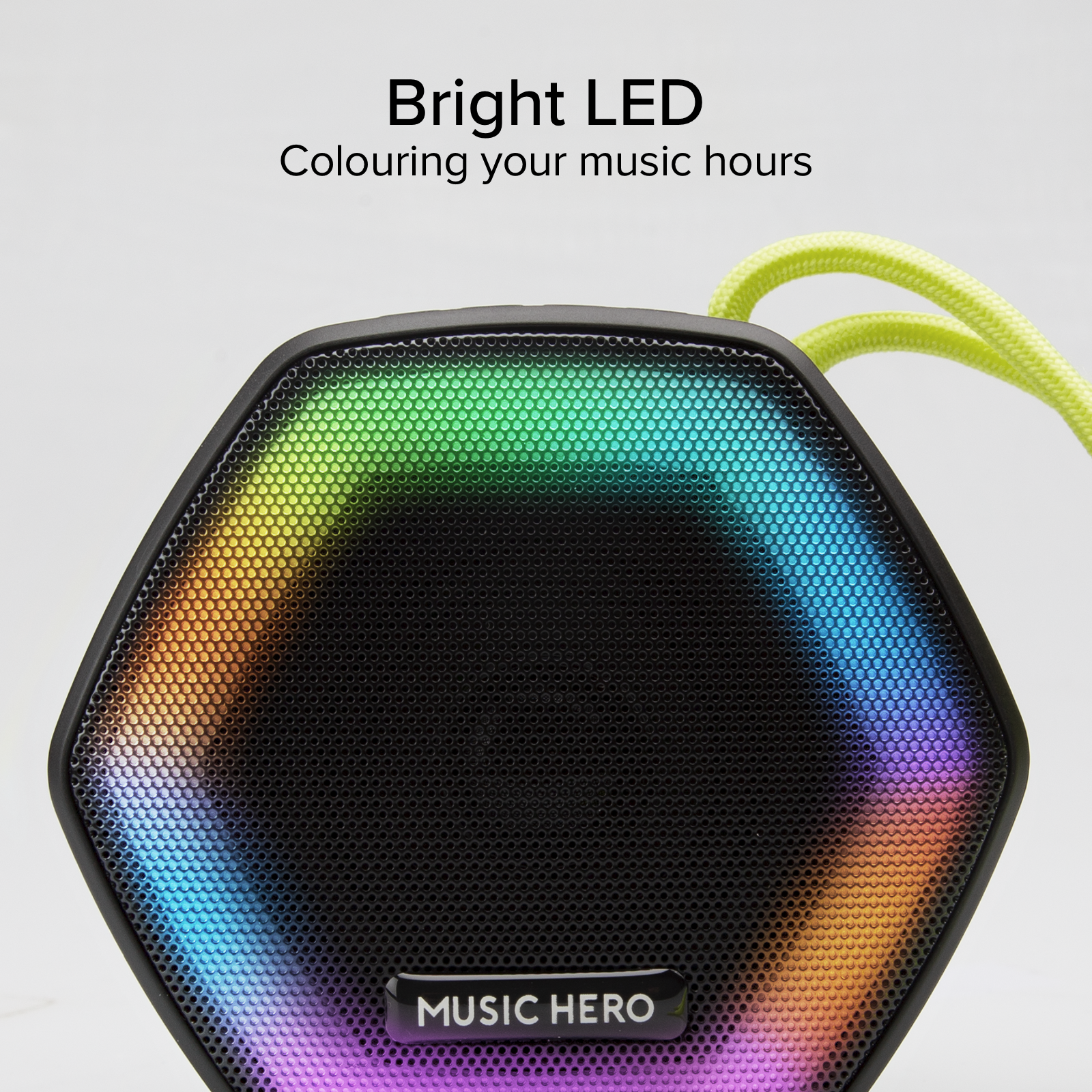 Ein sechseckiger Lautsprecher mit bunten LED-Lichtern und einem gelben Band.