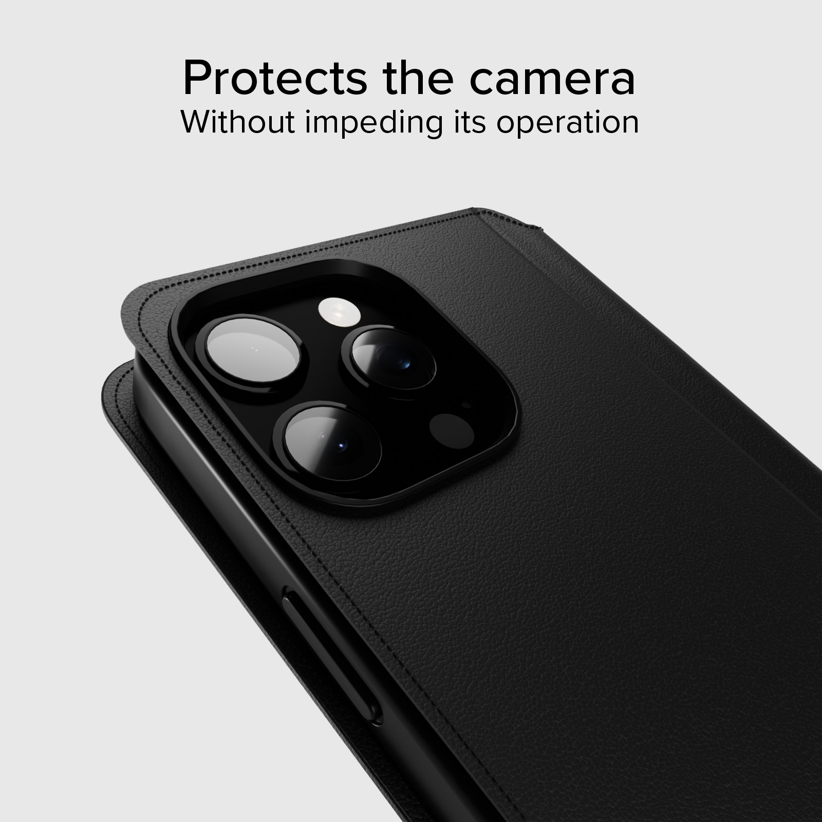 Teléfono negro con triple cámara y funda de cuero, primer plano.