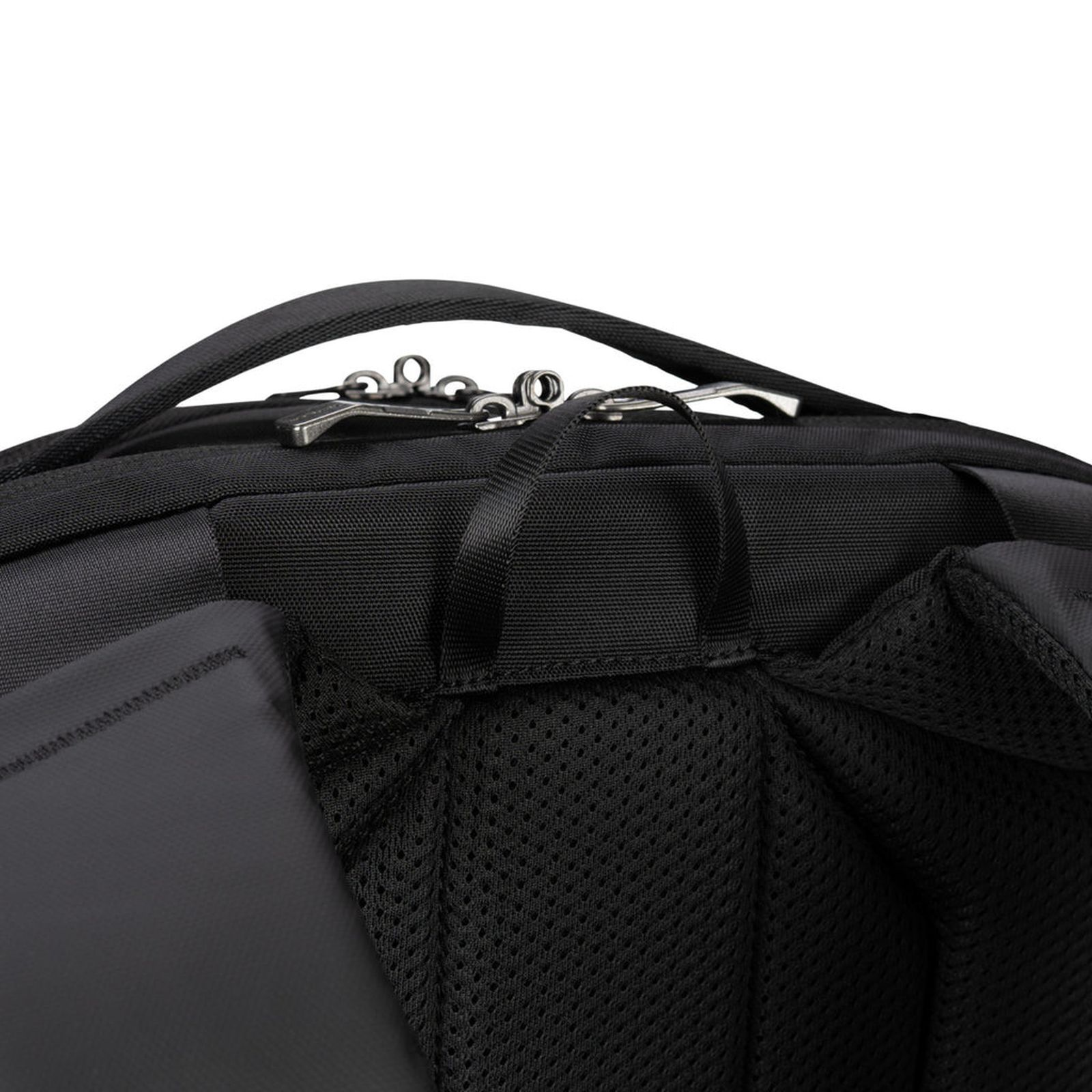 Nahaufnahme des schwarzen Rucksacks mit Griff und Reißverschlussdetails.