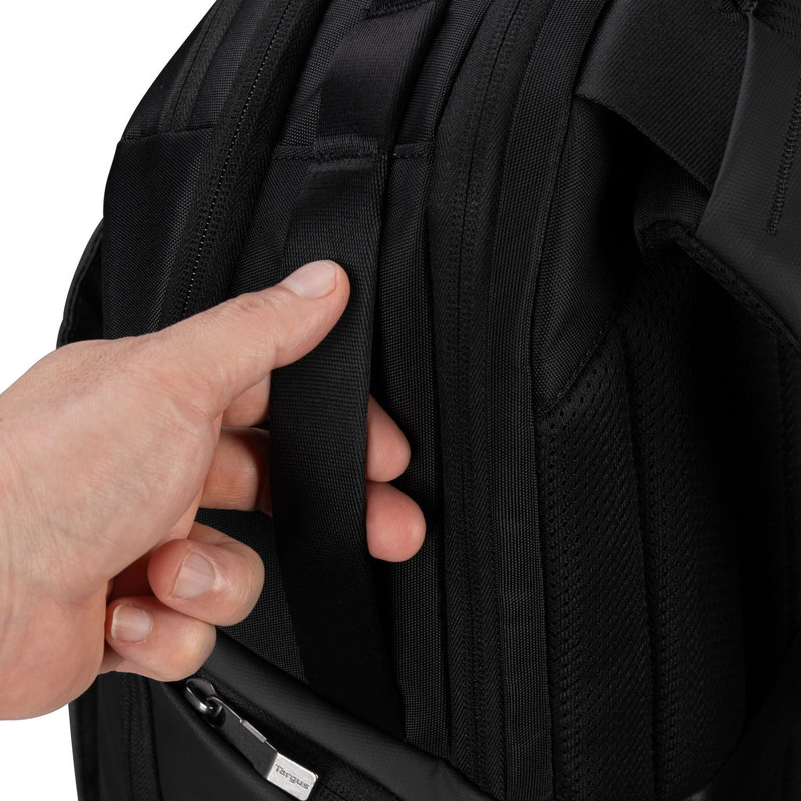 Eine Hand greift nach einer schwarzen Rucksackschlaufe mit einem Targus-Reißverschluss.
