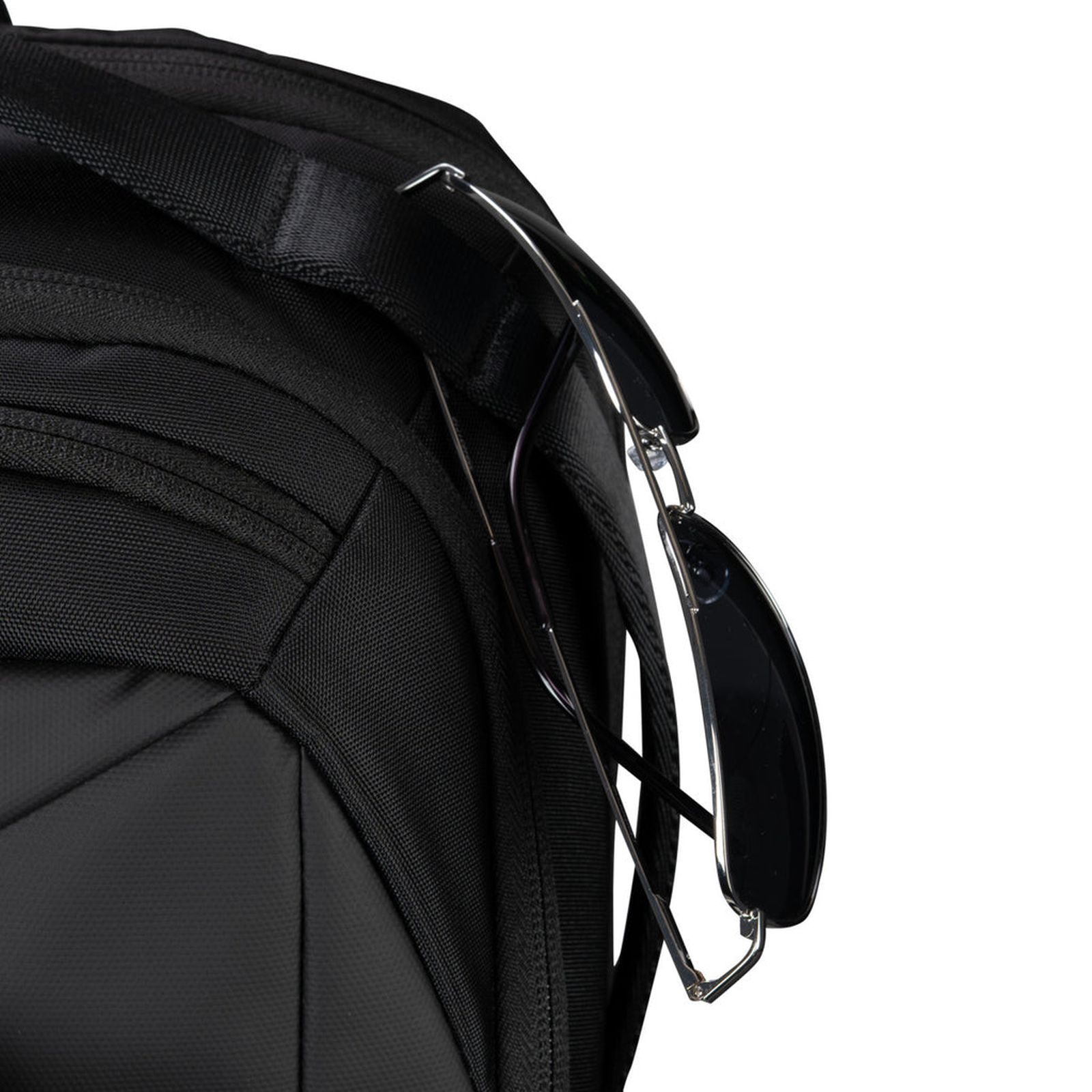 Sonnenbrille hängt an schwarzem Rucksack.
