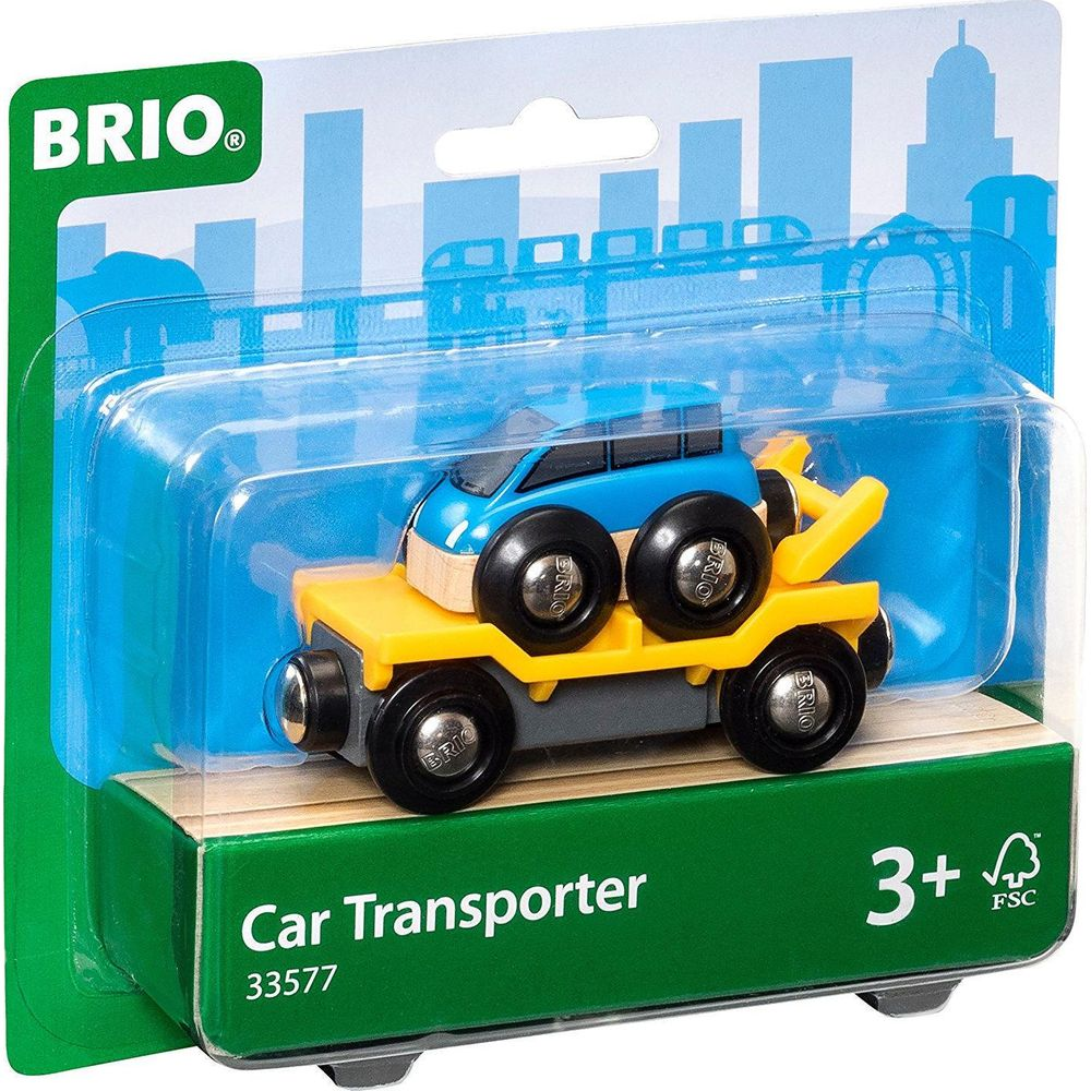 Ein gelber Autotransporter mit blauem Auto auf einer Holzbasis in einer Blisterverpackung.