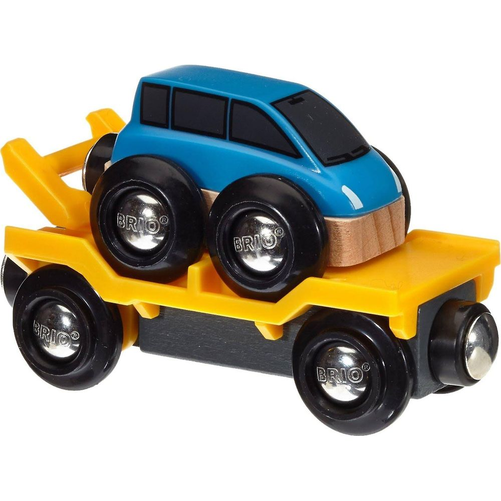 Ein gelber Spielzeug-Tieflader transportiert ein blaues Auto.