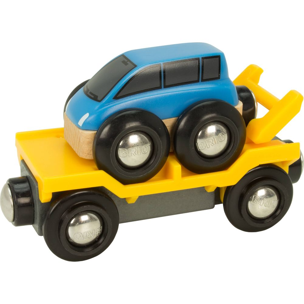 Blaues Holzauto auf gelbem Tieflader mit gelbem Kranarm und schwarzen Rädern.