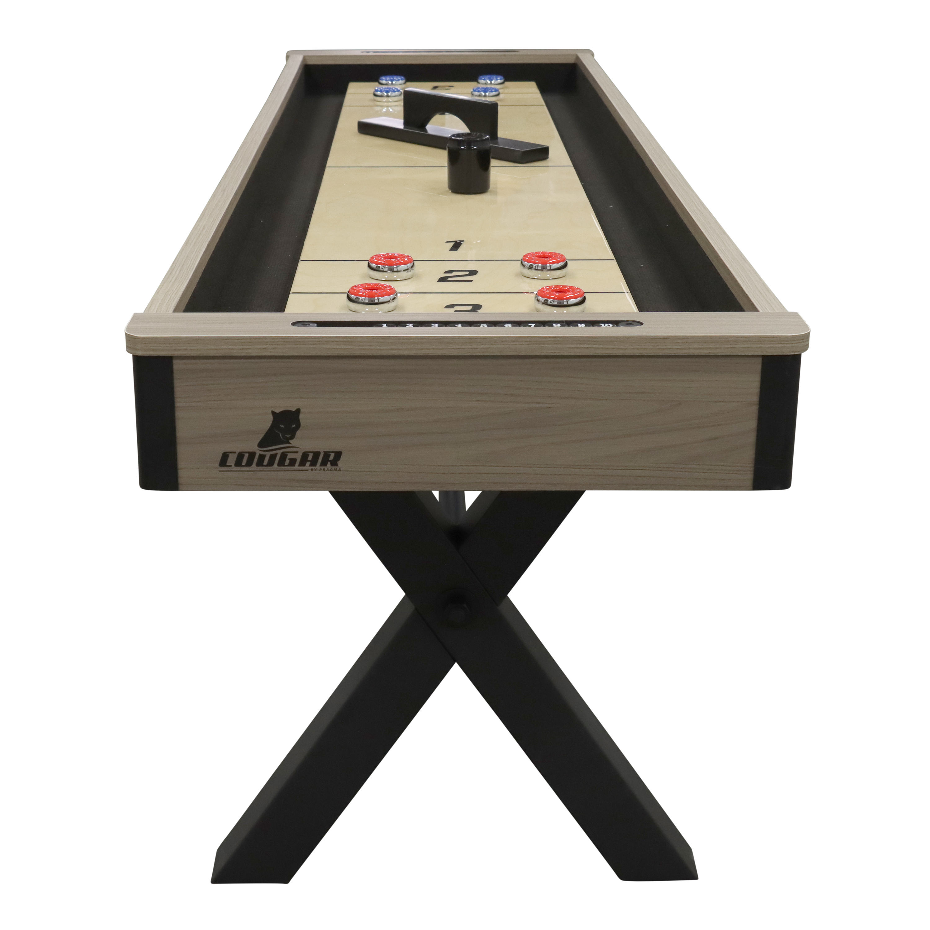Shuffleboard mit roten und blauen Pucks auf hellem Holzbrett mit Zählmarkierungen.