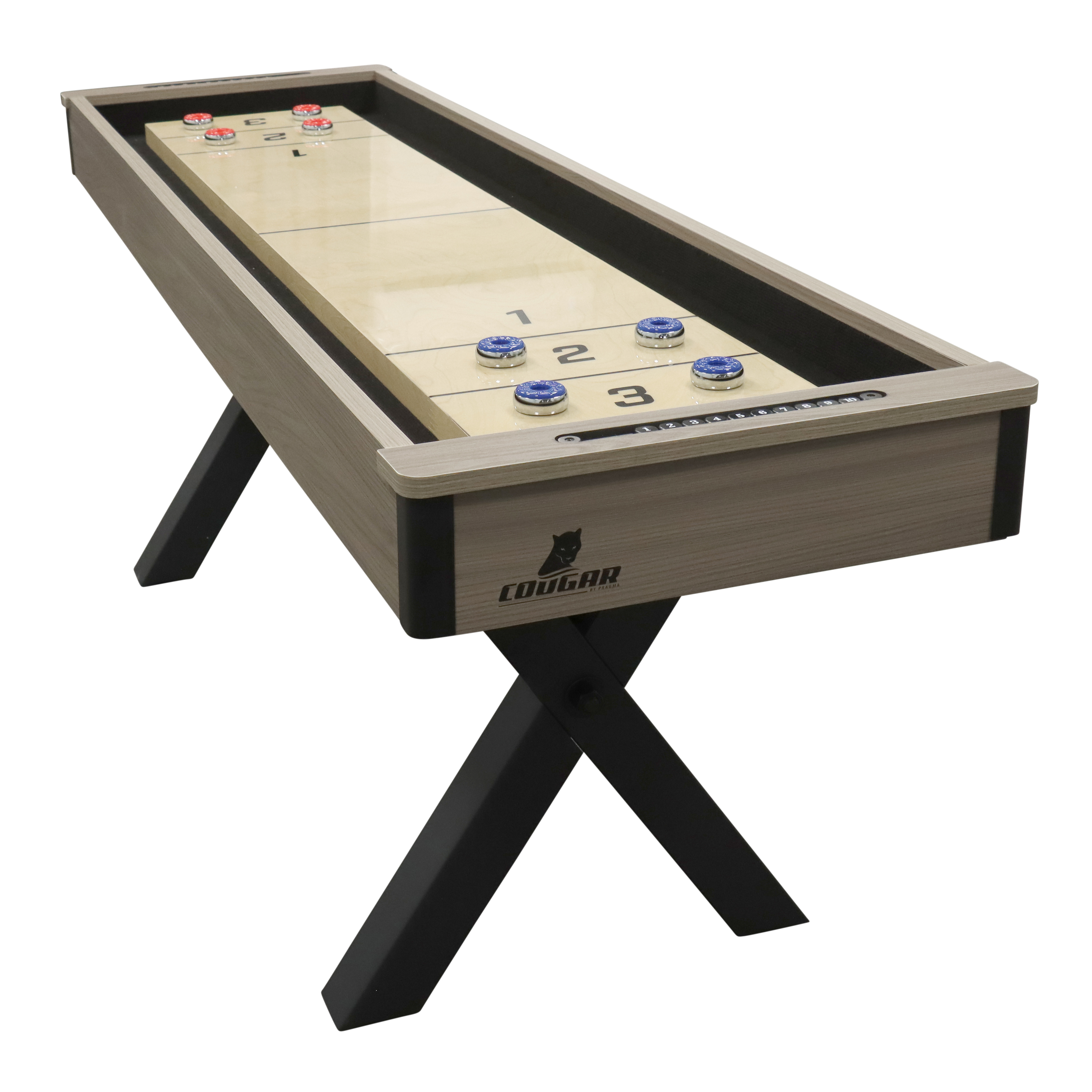Shuffleboard-Tisch mit blauen und roten Pucks und nummerierten Feldern.