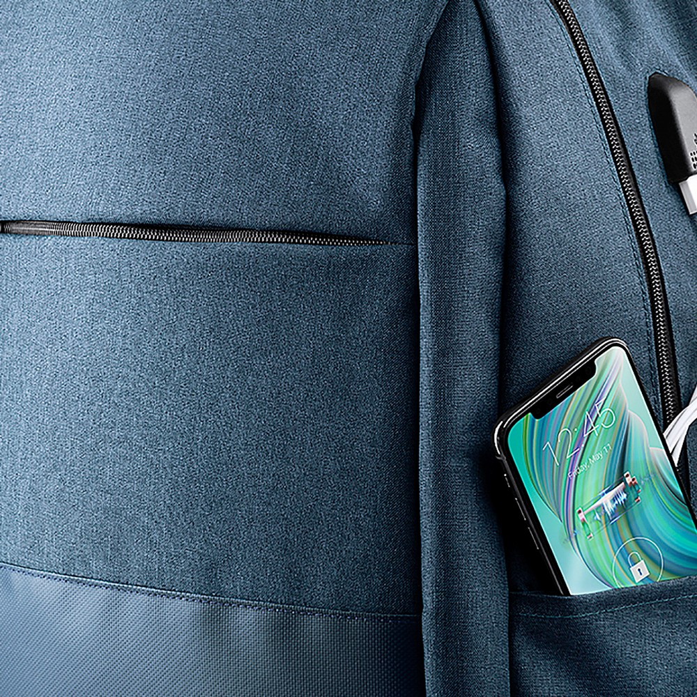 Zaino blu con tasca laterale per telefono, cavo di ricarica e power bank.