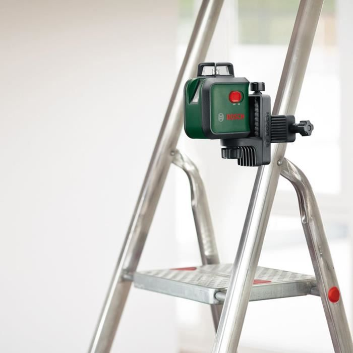 Ein grünes Bosch-Laserlevel mit Halterung an einer silbernen Leiter befestigt.
