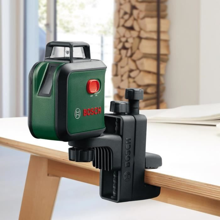Ein grüner Bosch-Laser-Wasserwaagen-Empfänger mit schwarzer Halterung auf einem Tisch.
