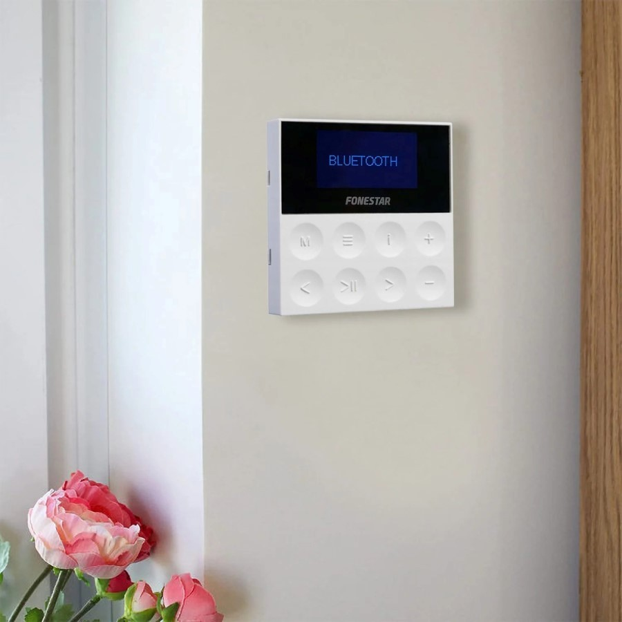 Un dispositivo Fonestar bianco con display BLUETOOTH su un muro.