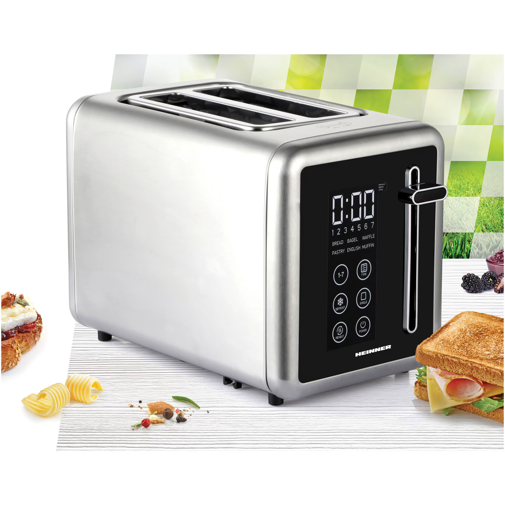 Edelstahl-Toaster mit digitalem Display, Toast und Butterlocken auf Holzhintergrund.