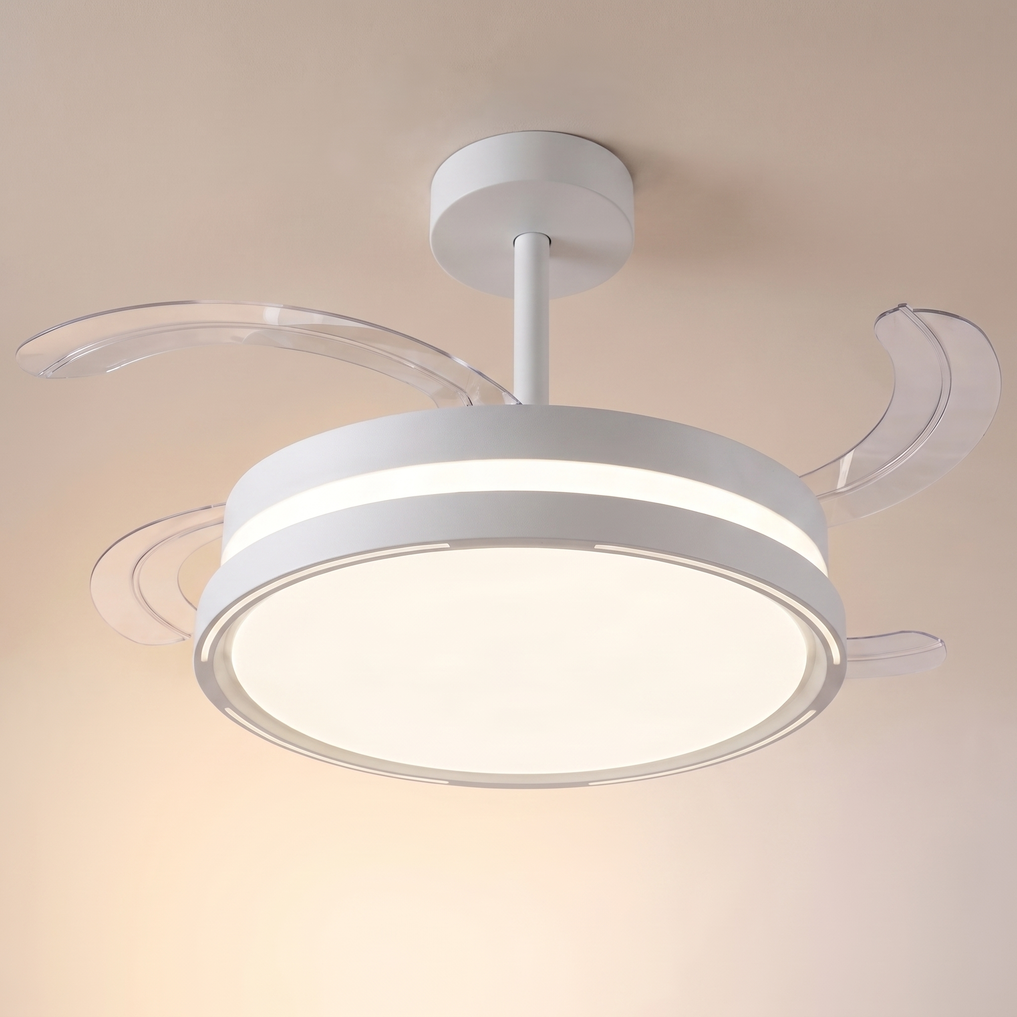 Un ventilador de techo blanco con aspas transparentes retráctiles y luz integrada.