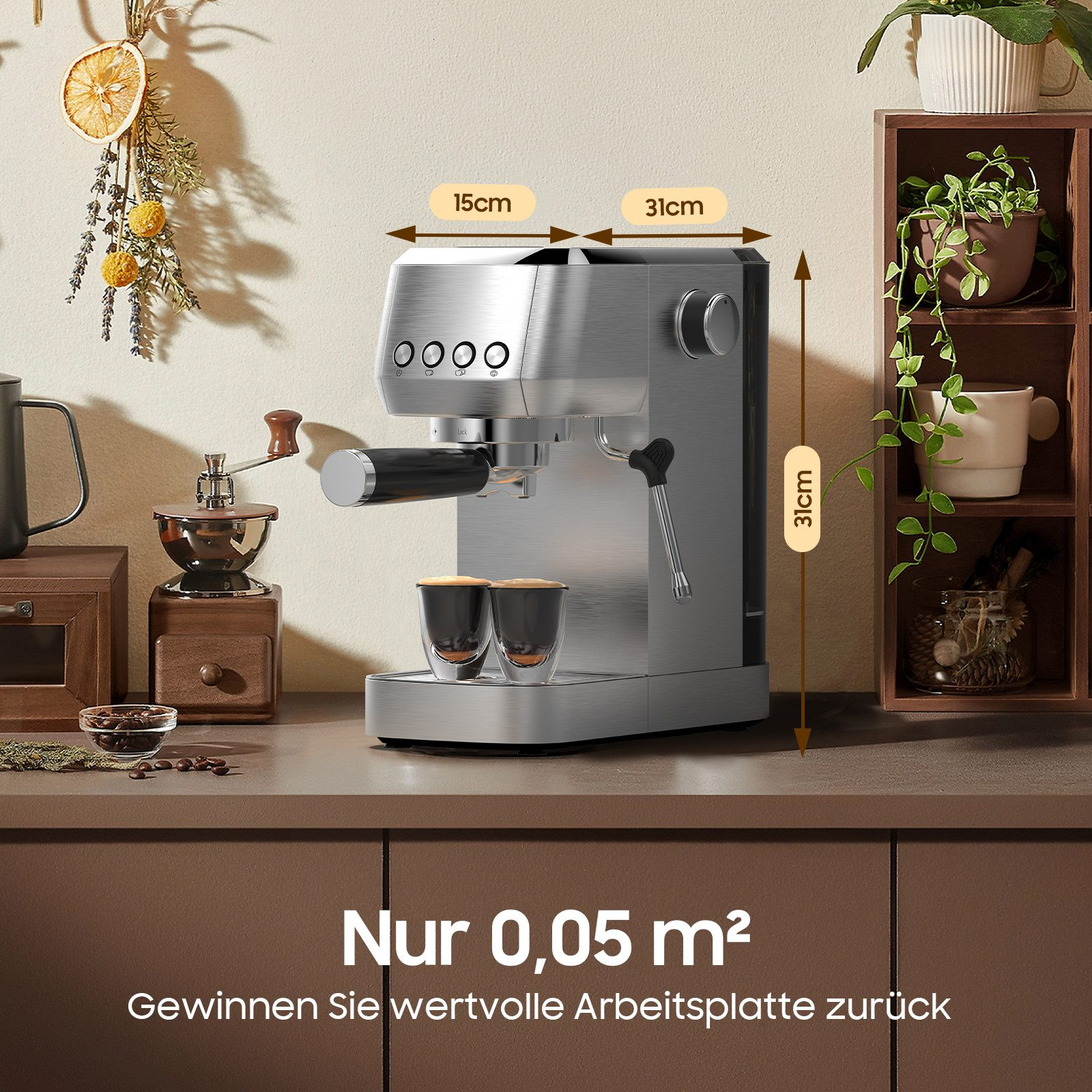 Kompakte silberne Espressomaschine mit zwei Gläsern, Kaffeemühle und Dekoration.