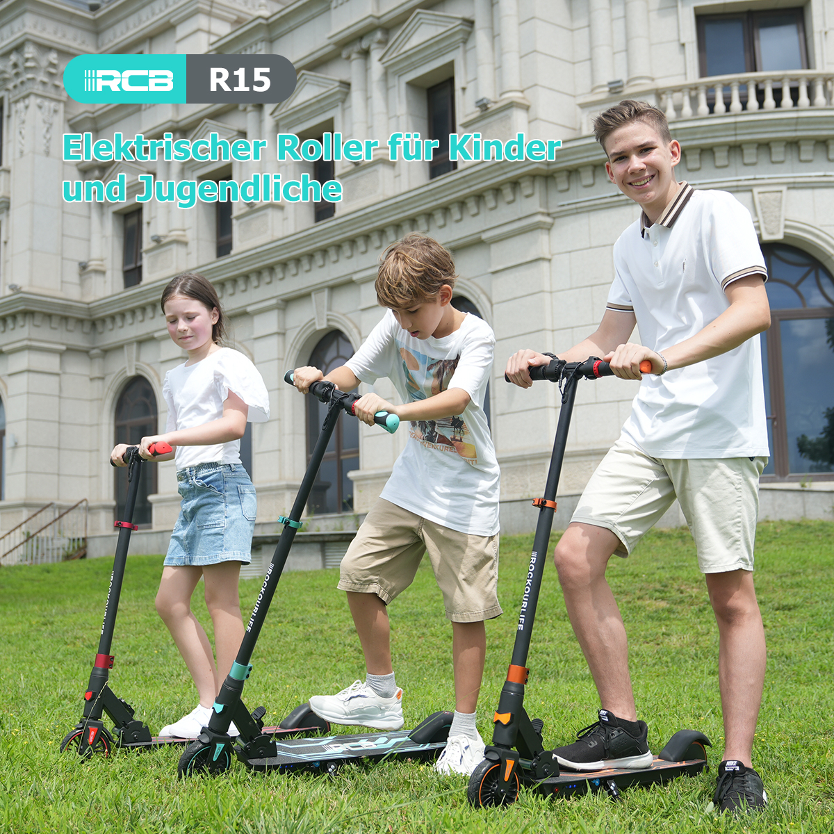 Drei Kinder stehen auf E-Scootern vor einem Gebäude.