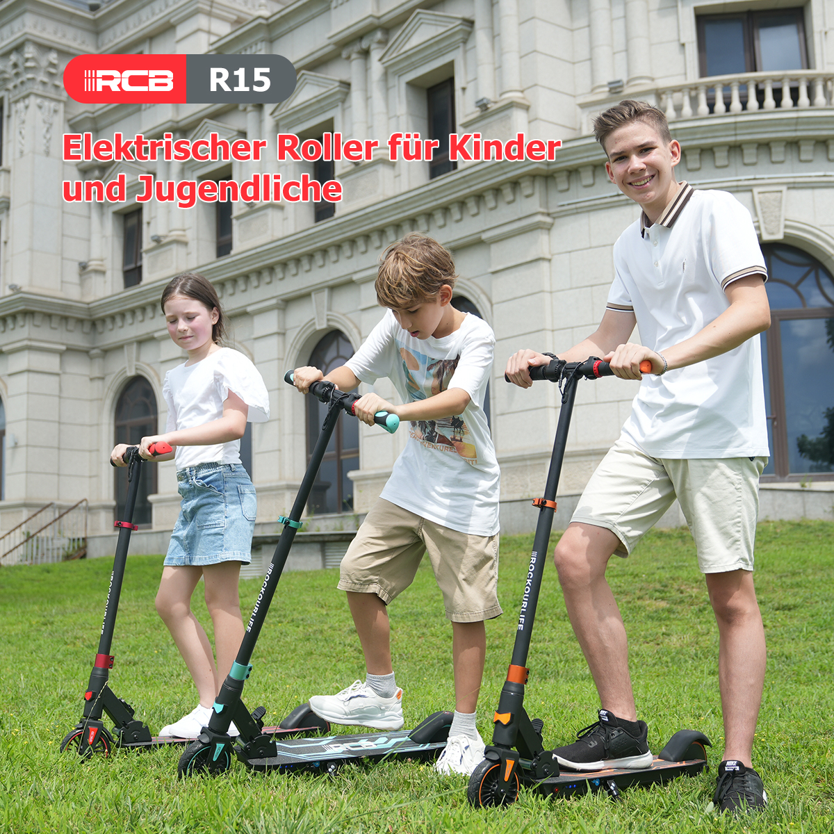 Drei Kinder stehen mit Elektrorollern auf einer gepflegten Rasenfläche vor einem Gebäude.