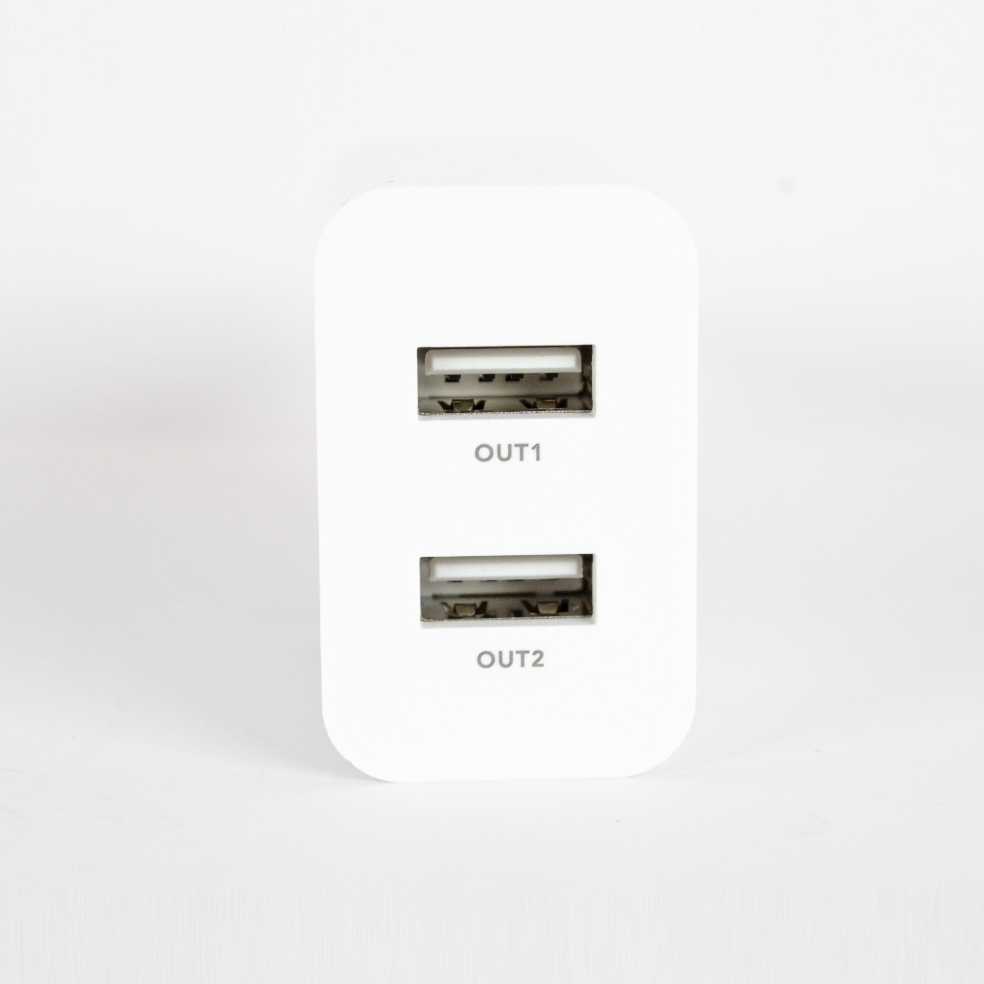 OUT1 ve OUT2 etiketli iki USB bağlantı noktasına sahip beyaz bir şarj cihazı.