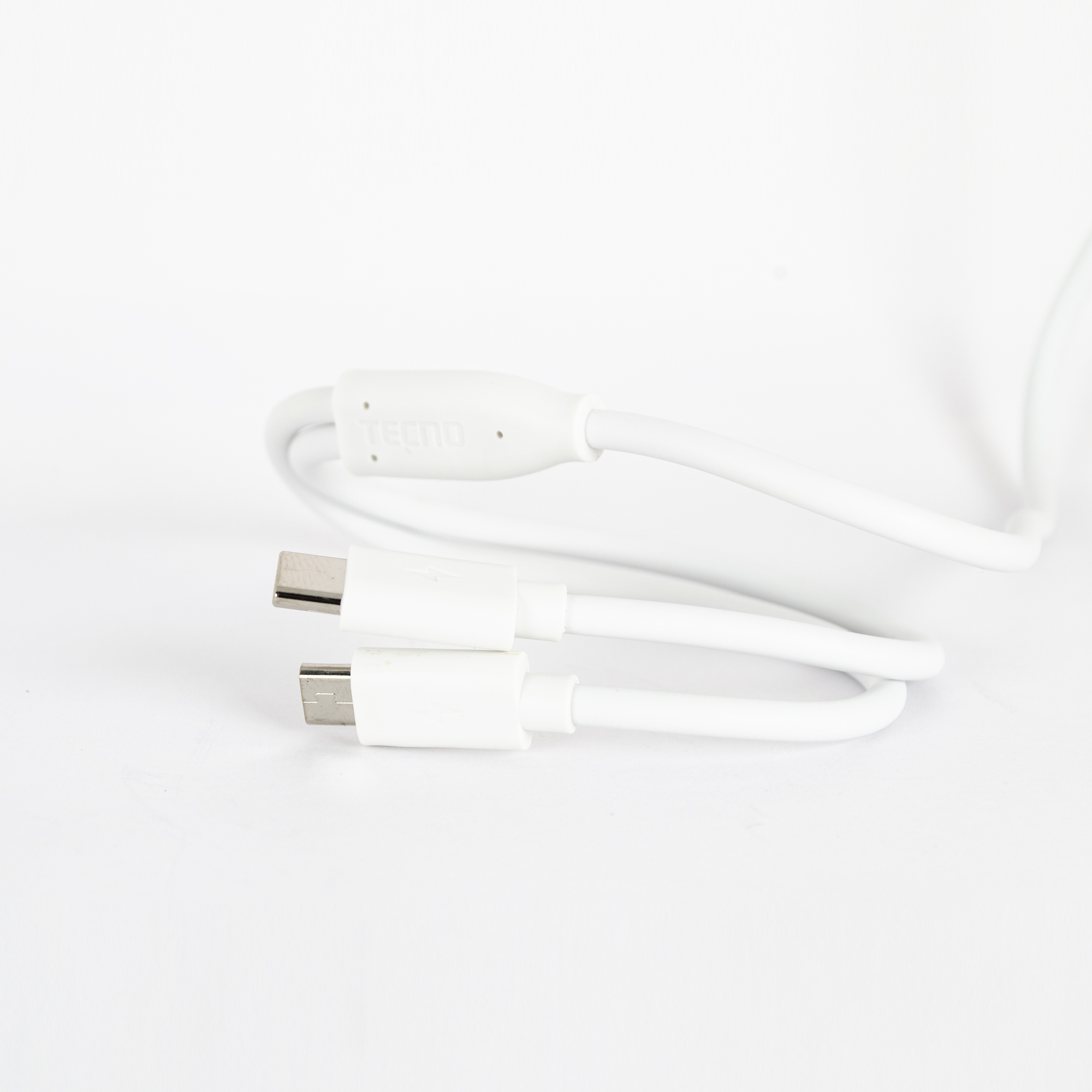 Beyaz arka plan üzerinde iki konektörlü beyaz USB kablosu.