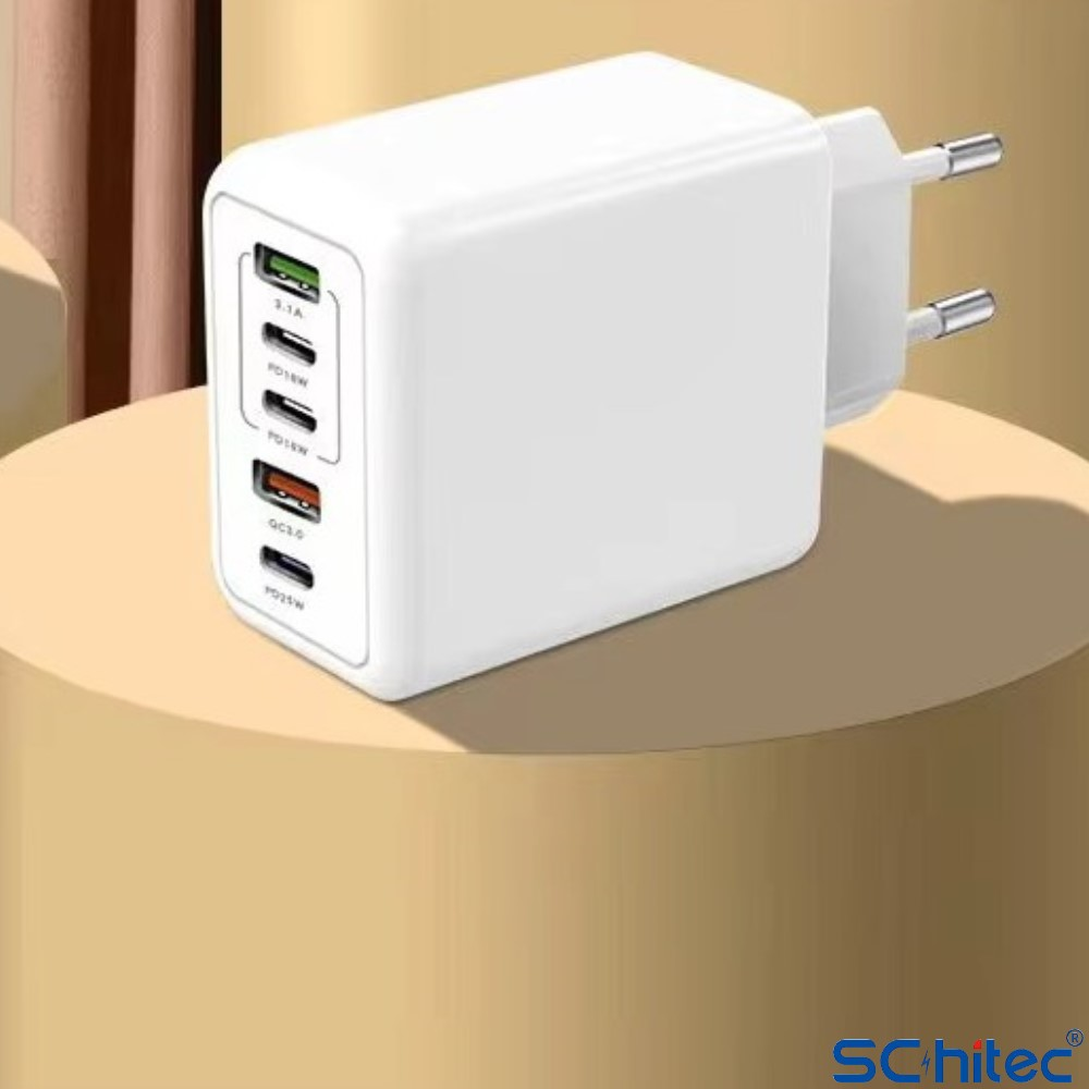 Bej rengi kaide üzerinde dört portlu, AB fişli beyaz USB şarj cihazı.
