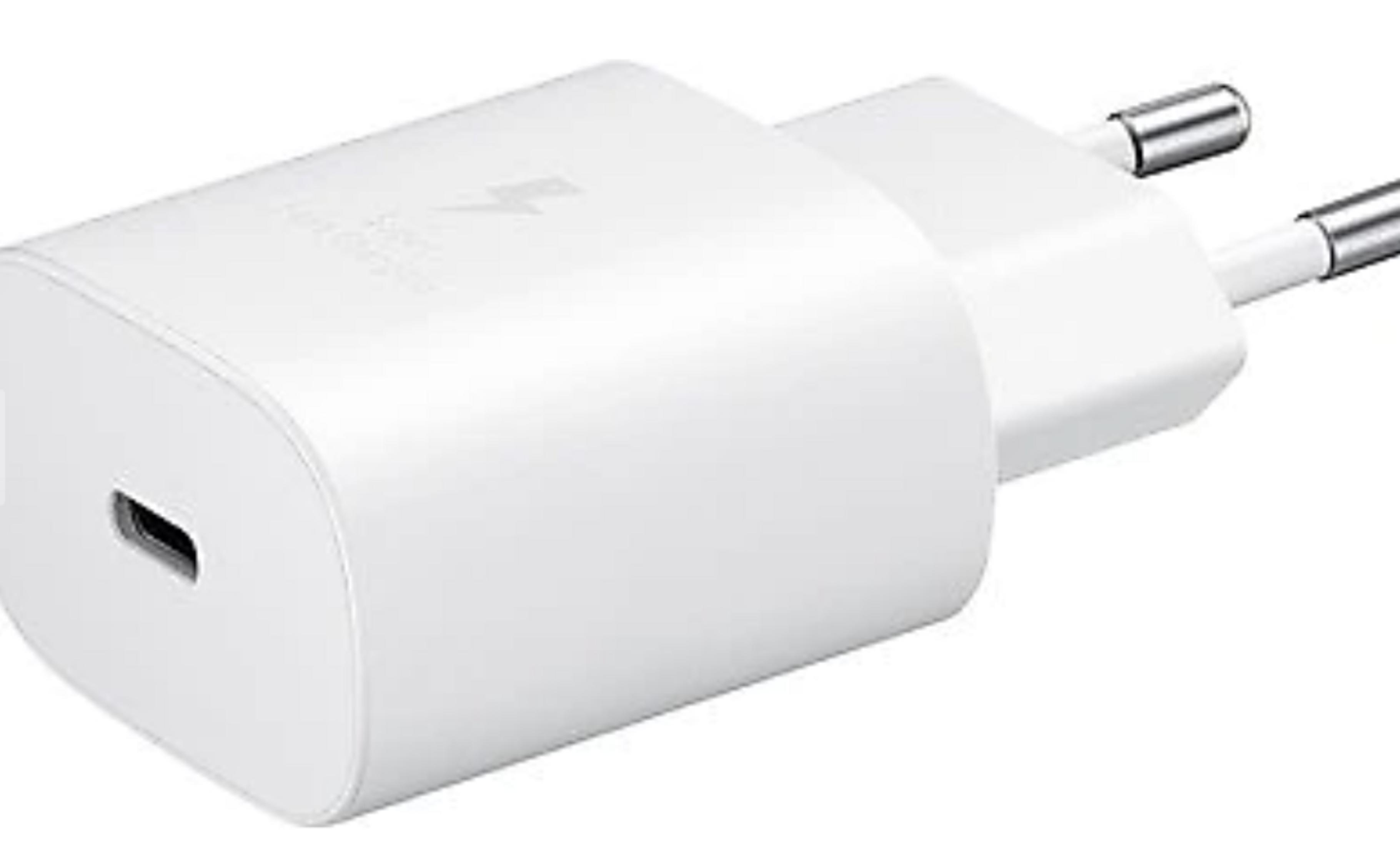 Yıldırım simgeli beyaz USB-C hızlı şarj adaptörü ve iki metal fişi.