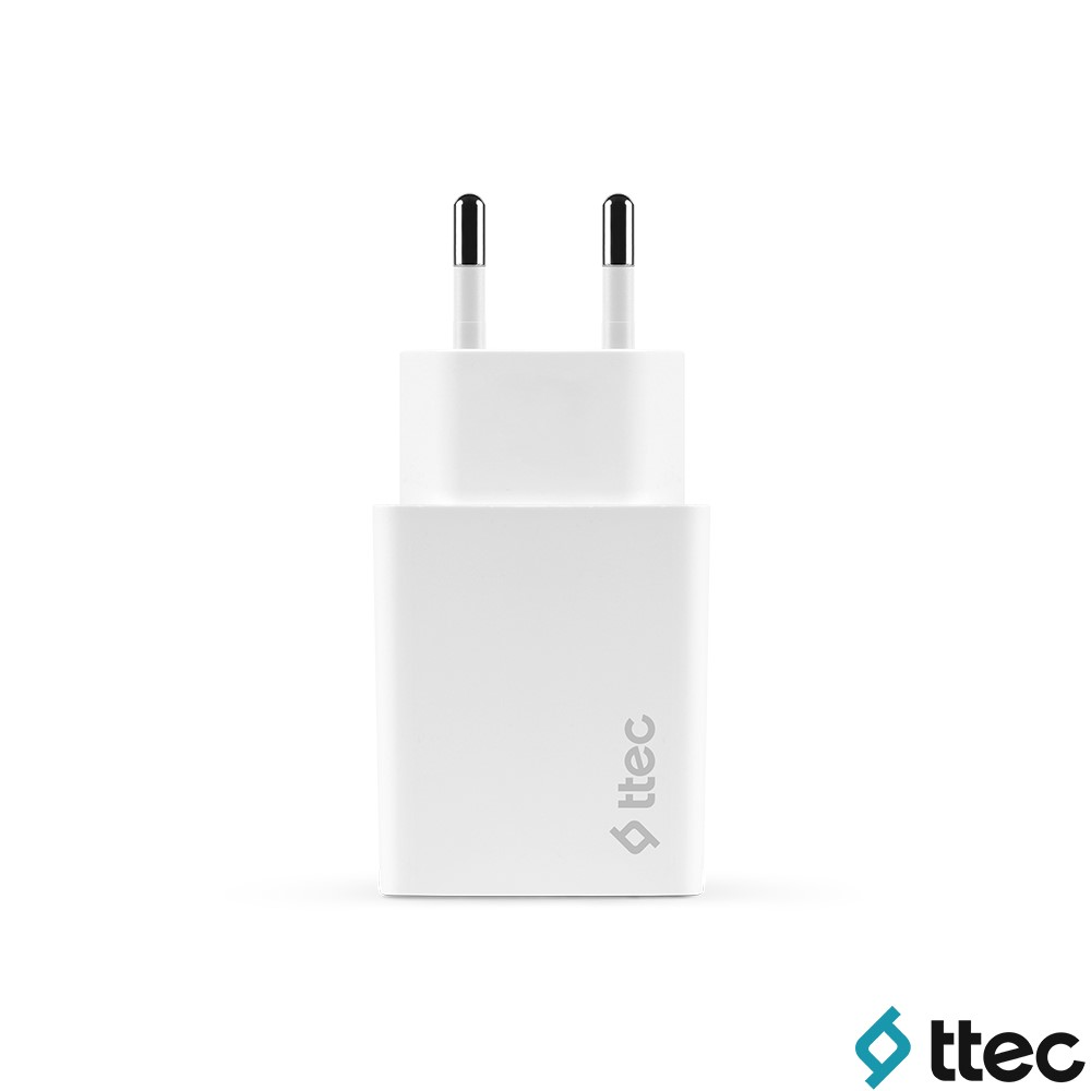 Ttec logolu, iki gümüş pimli beyaz güç adaptörü.