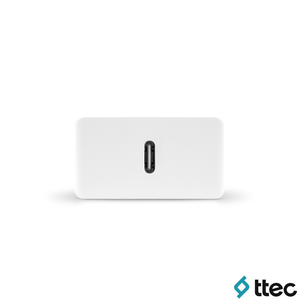 Ortasında siyah USB-C bağlantı noktası bulunan beyaz dikdörtgen adaptör.