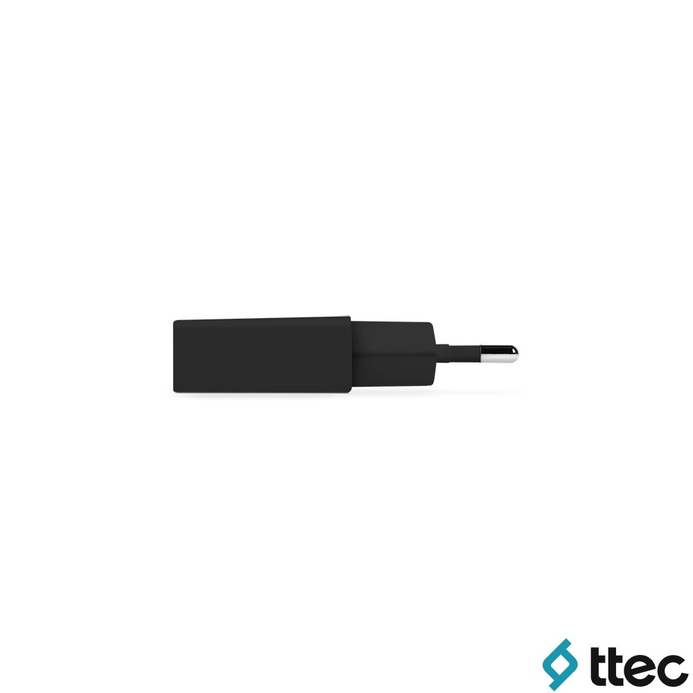 Gümüş uçlu siyah USB güç adaptörü, beyaz zeminde izole edilmiş.