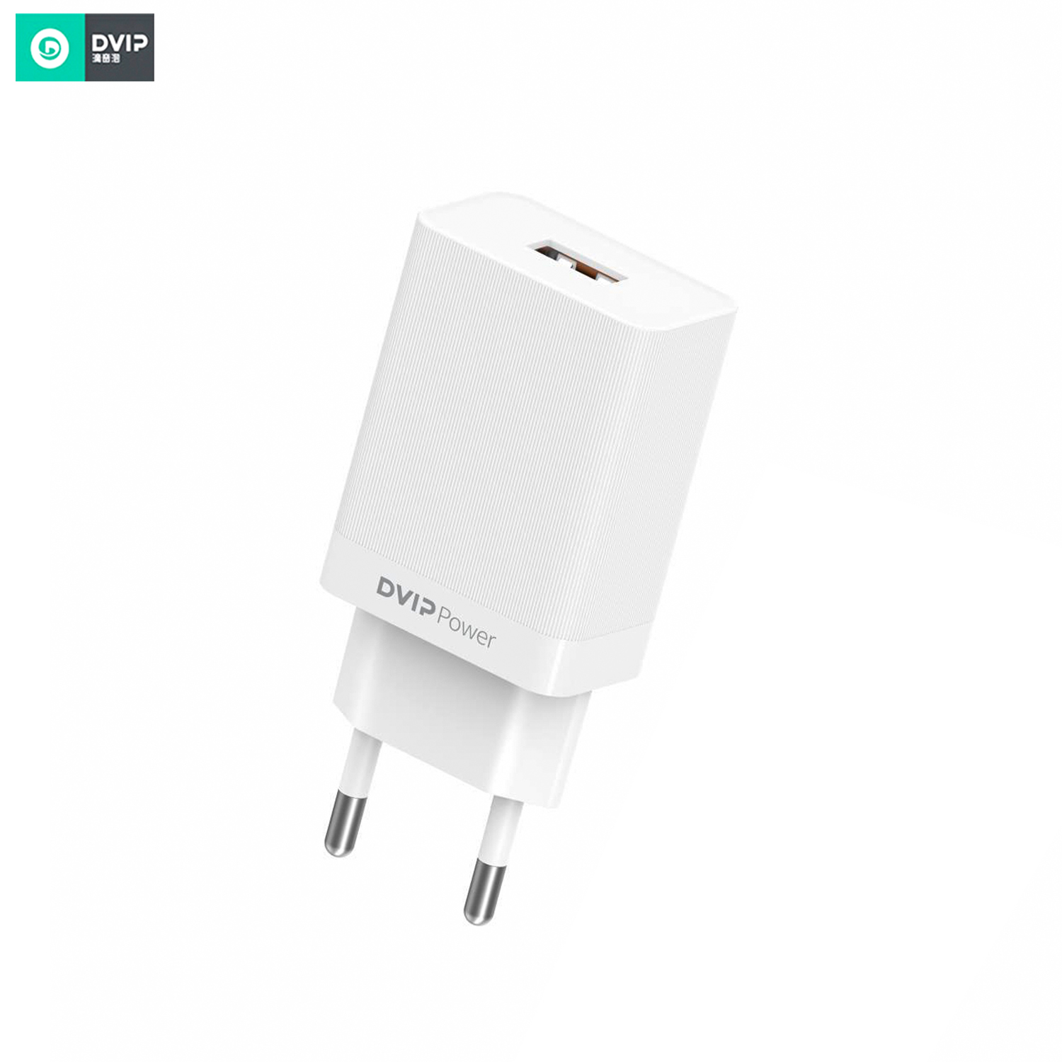 USB bağlantı noktalı, nervürlü dokulu beyaz bir DVI Power duvar adaptörü.