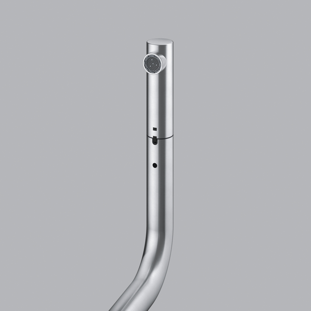 Un rubinetto moderno ed elegante in metallo spazzolato con aeratore circolare su sfondo grigio.