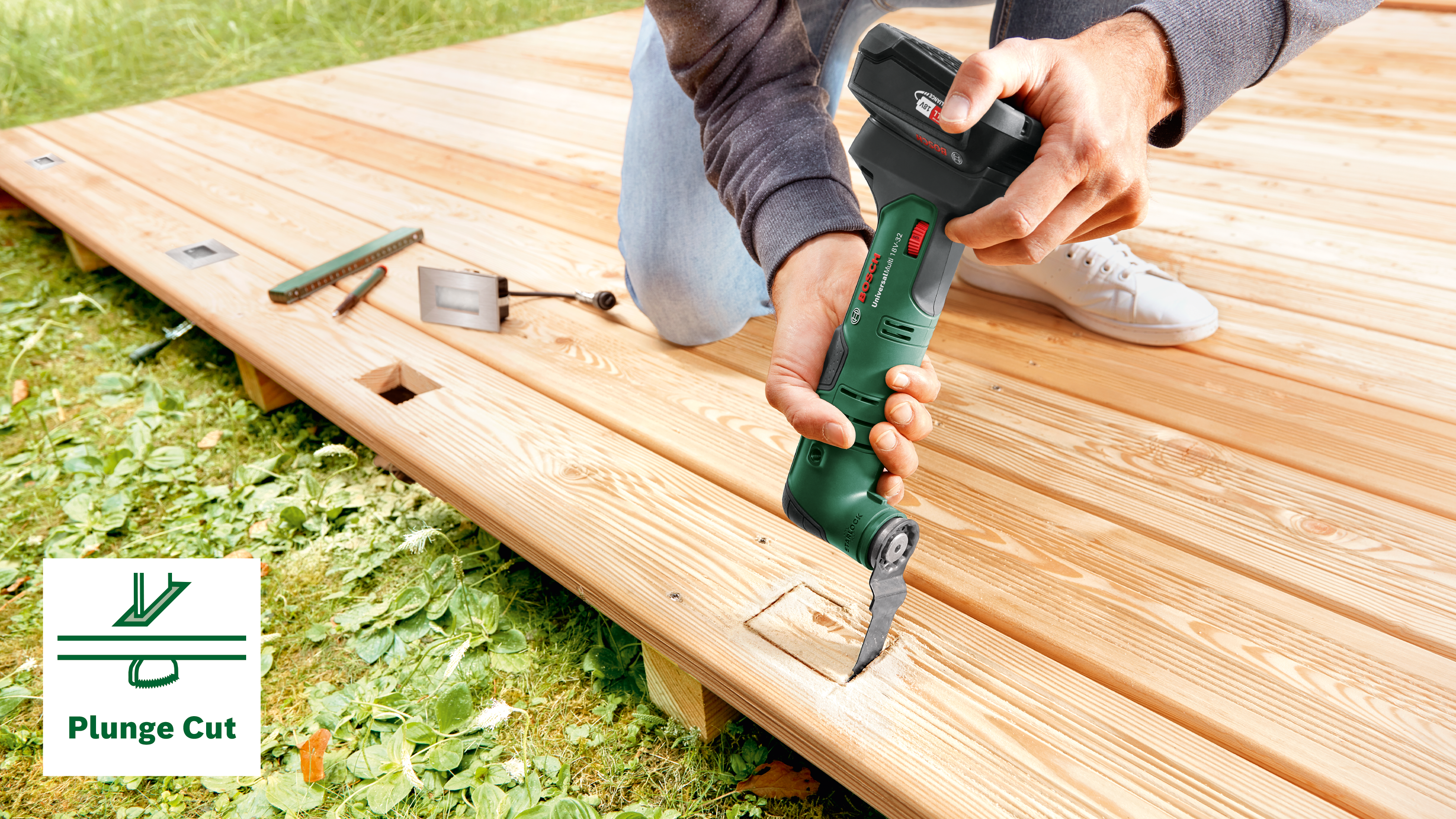 Handwerker benutzt oszillierenden Werkzeug auf Holzdeck. Nahaufnahme.