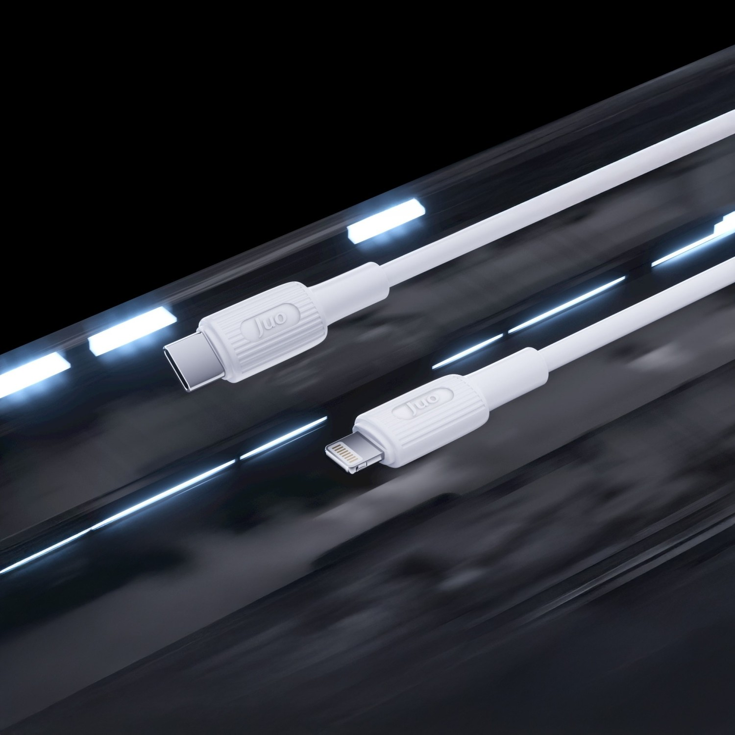 Koyu, yansıtıcı yüzeyde mavi ışık çizgili iki beyaz şarj kablosu, USB-C ve Lightning.