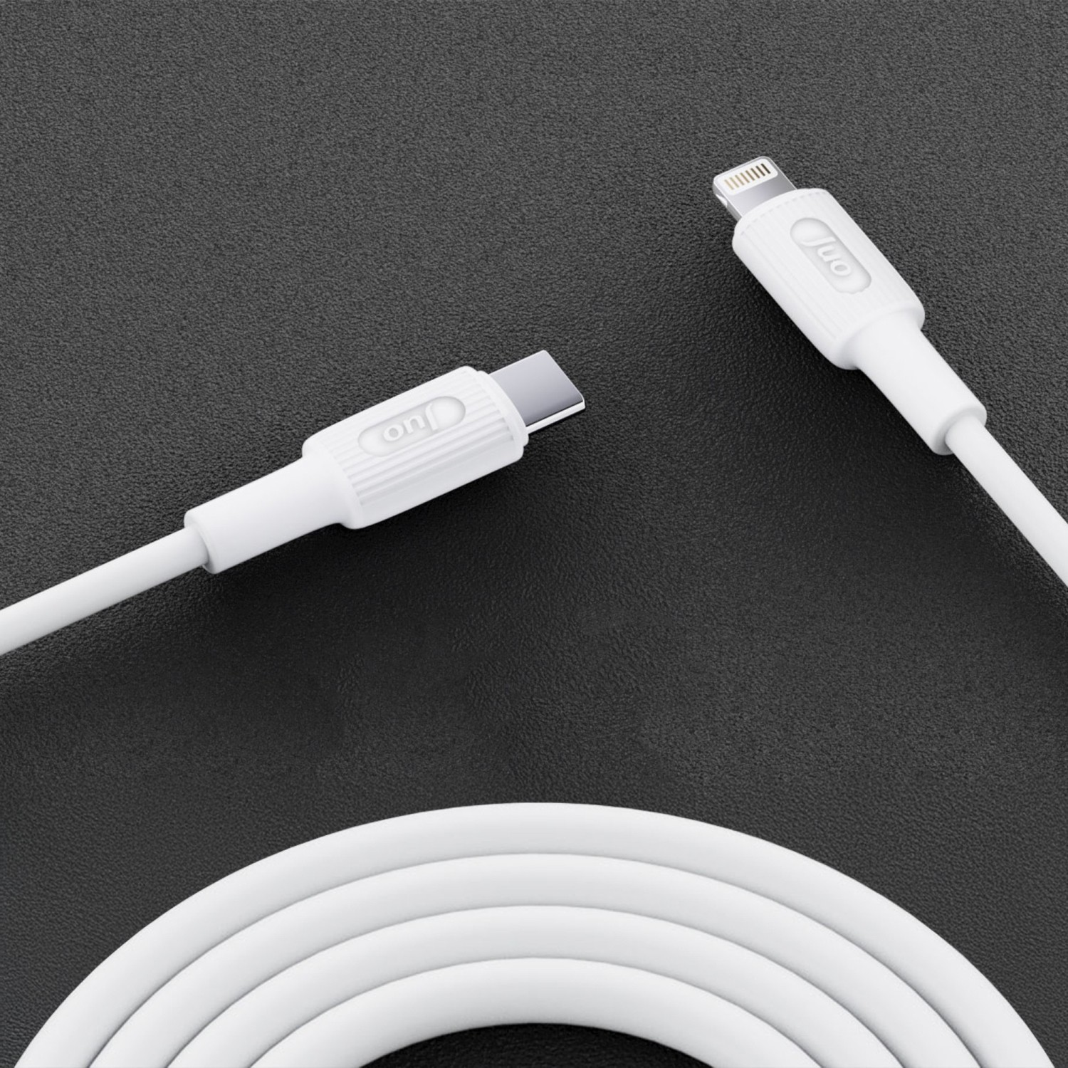 Siyah dokulu zeminde sarmal kısmıyla beyaz USB-C - Lightning kablosu.